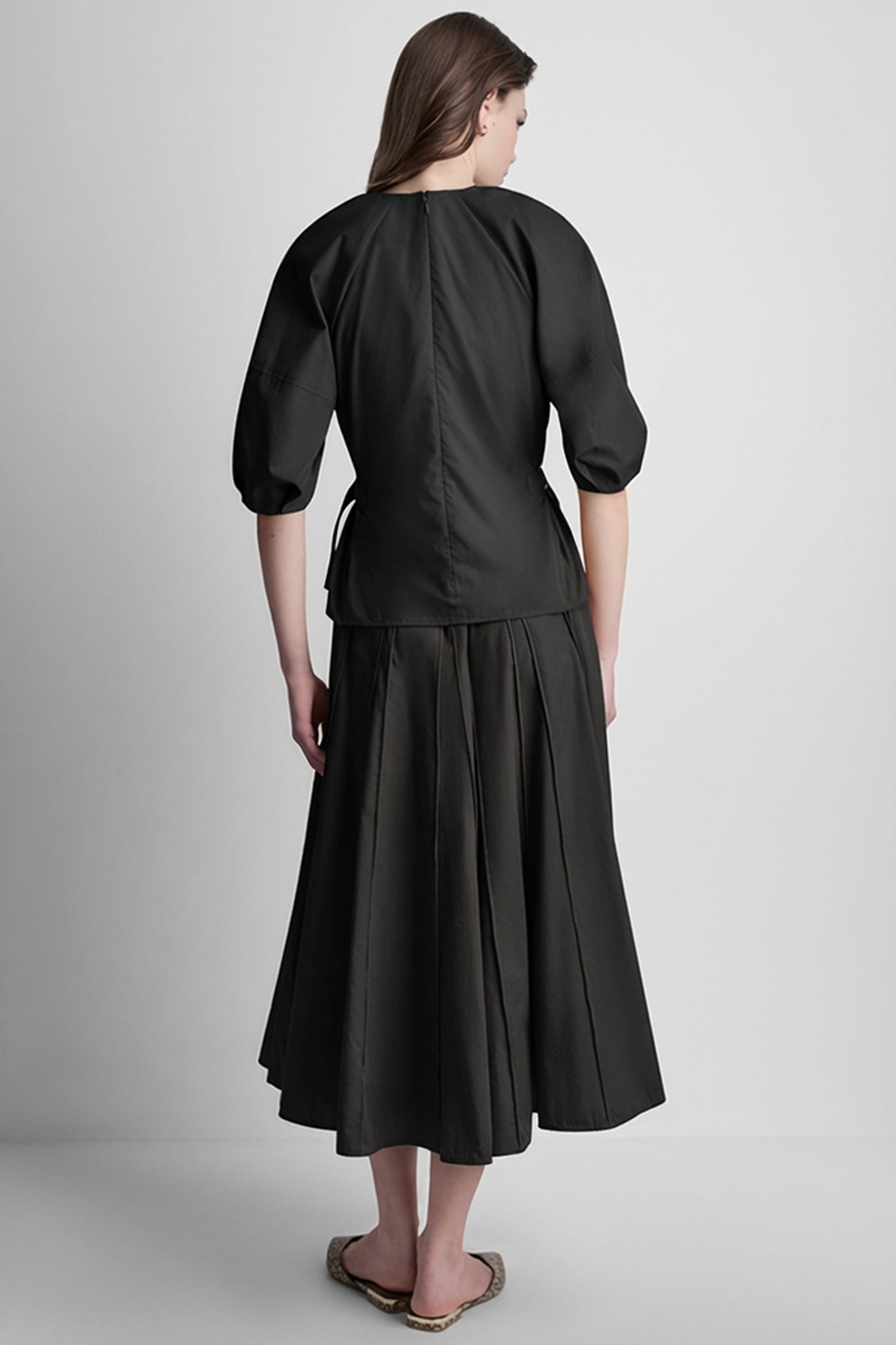 تنورة متوسطة الطول بكسرات وتفاصيل مُحاكة