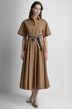 فستان بأزرار أمامية وأكمام بطول الكوع