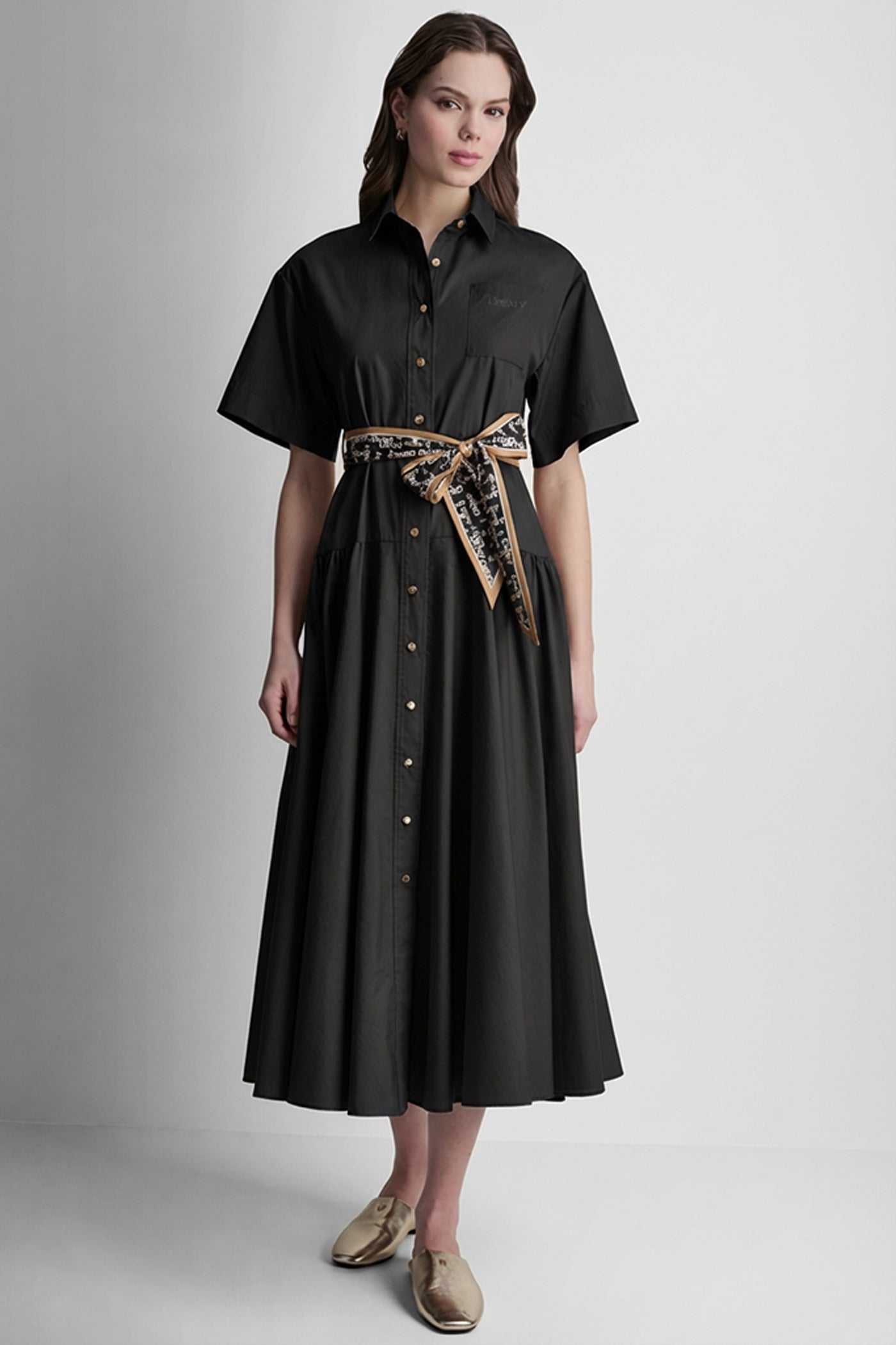 فستان بأزرار أمامية وأكمام بطول الكوع