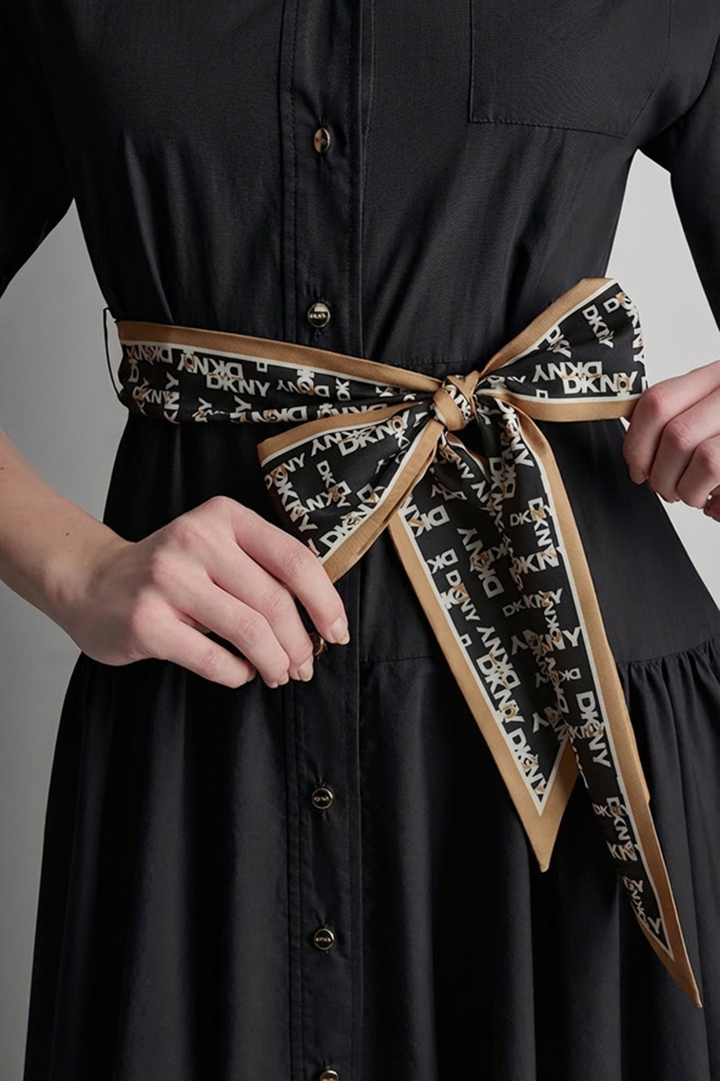 فستان بأزرار أمامية وأكمام بطول الكوع