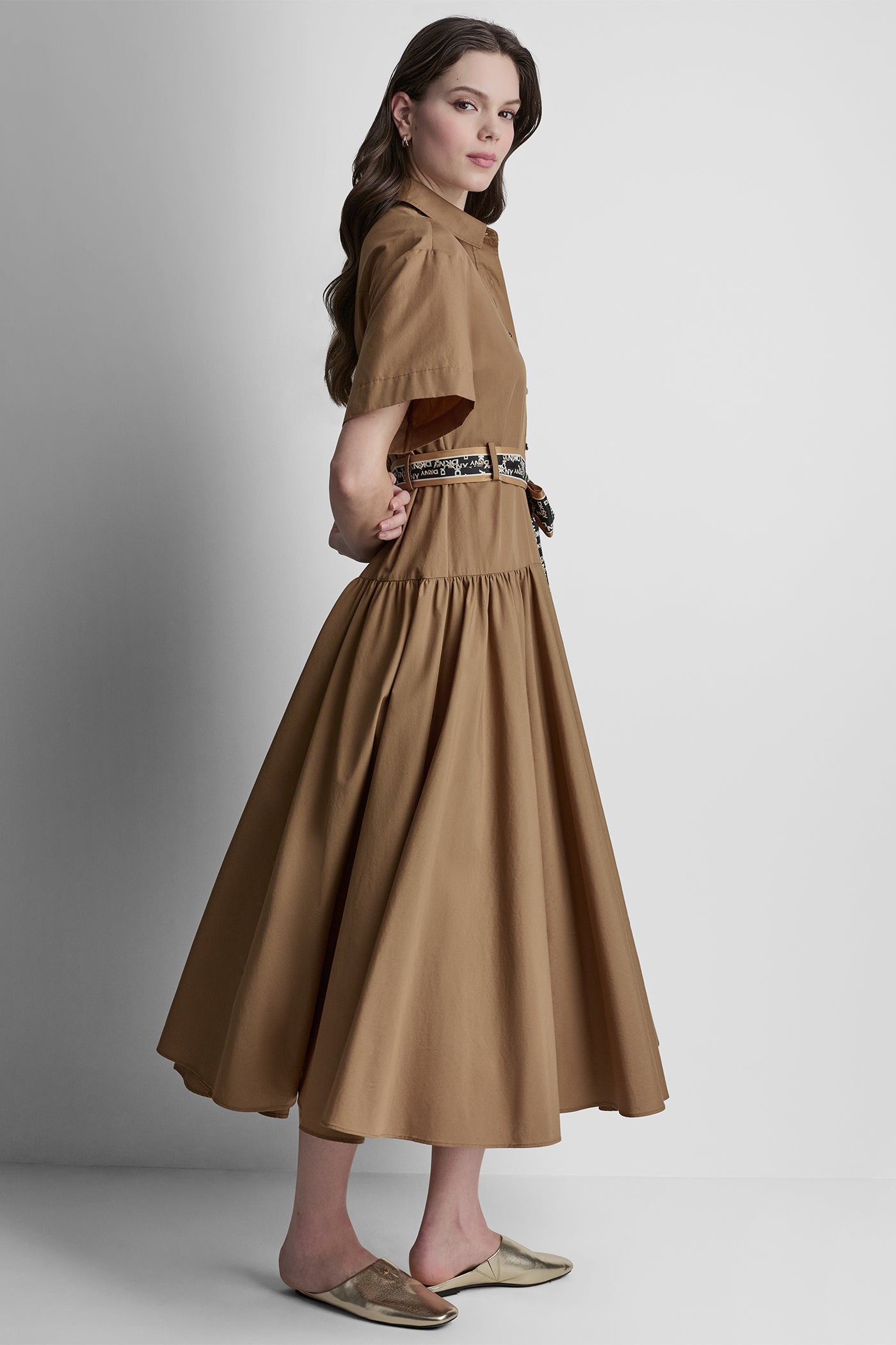 فستان بأزرار أمامية وأكمام بطول الكوع