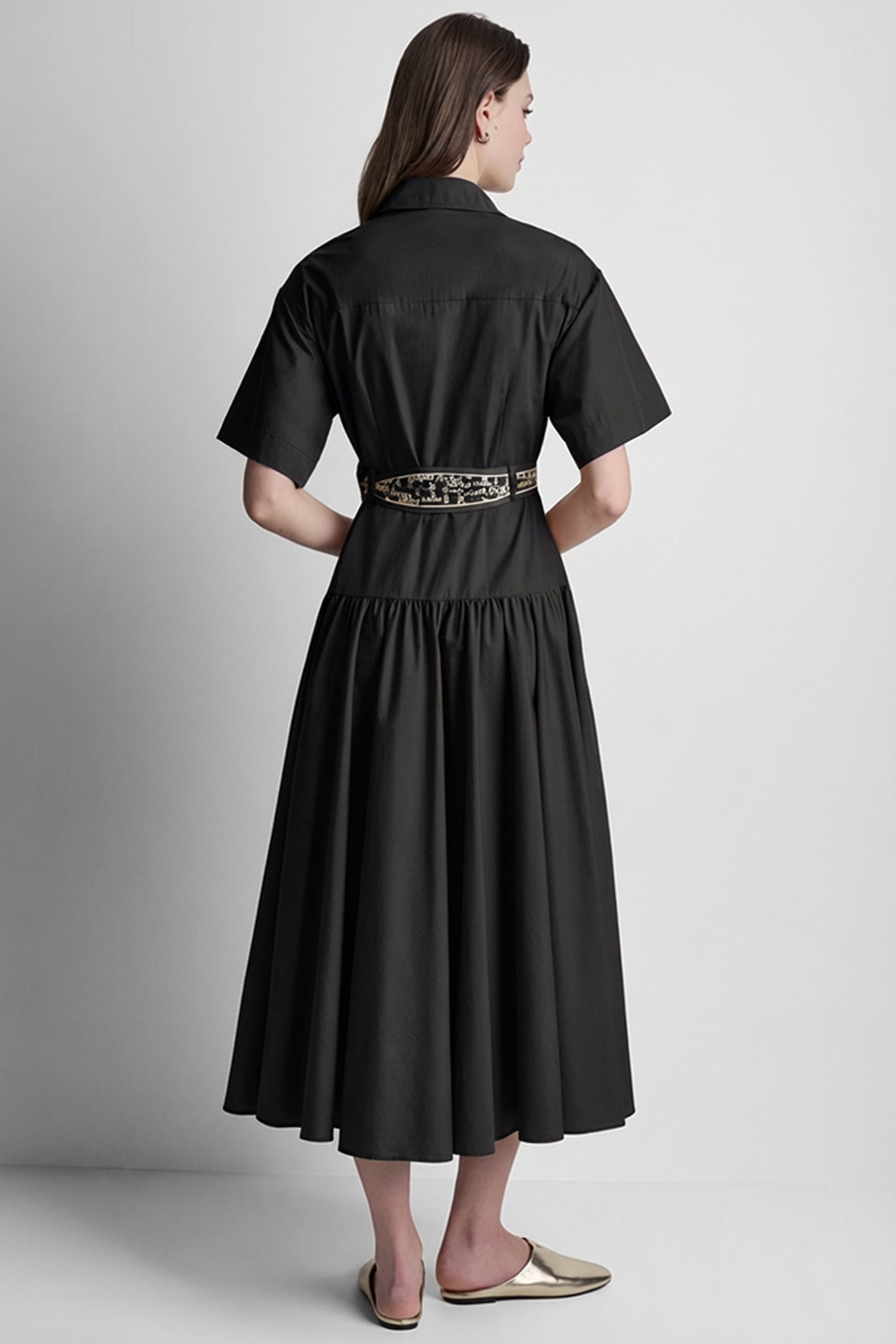 فستان بأزرار أمامية وأكمام بطول الكوع