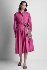 فستان بأكمام طويلة وتصميم ملتف