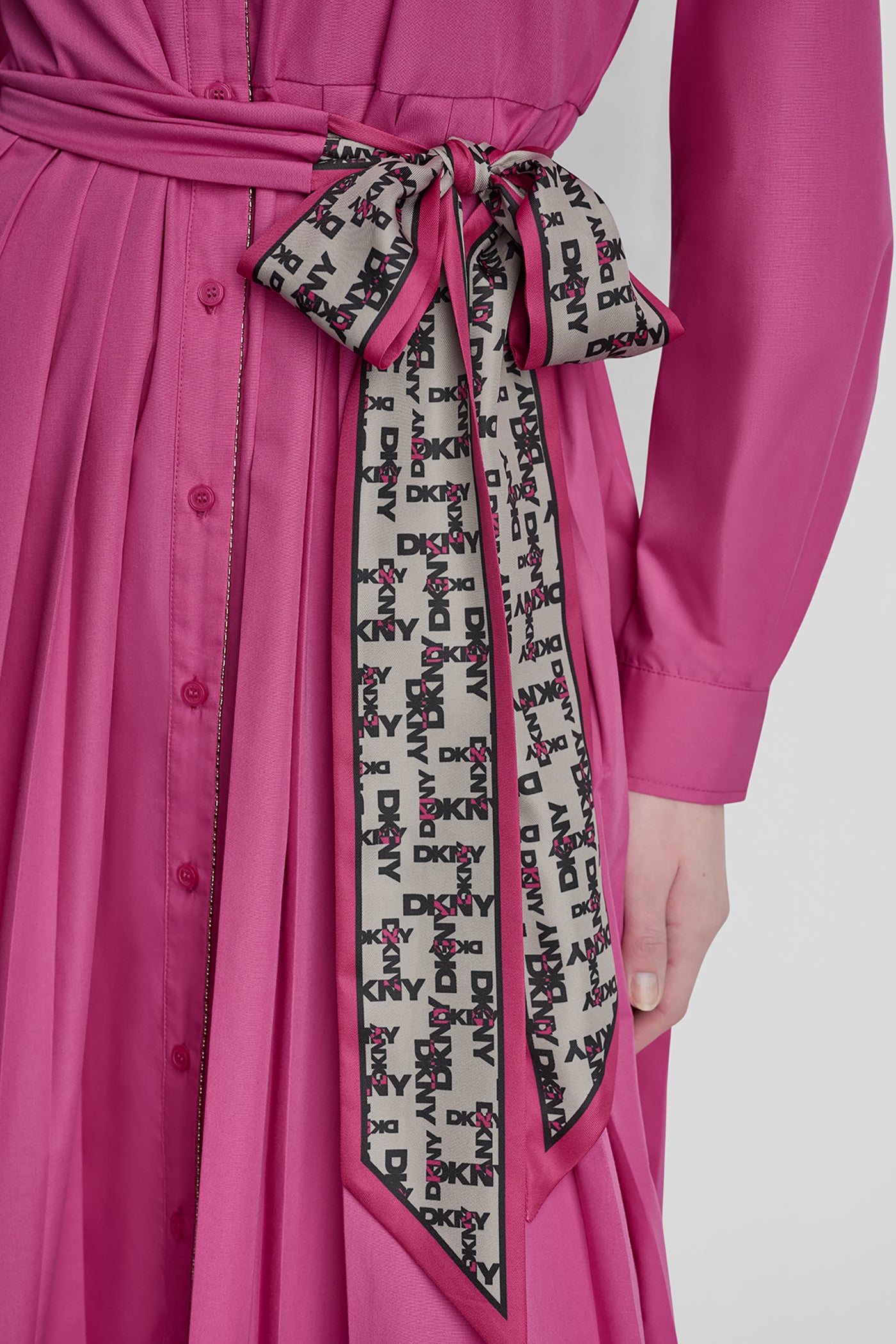 فستان بأكمام طويلة وتصميم ملتف