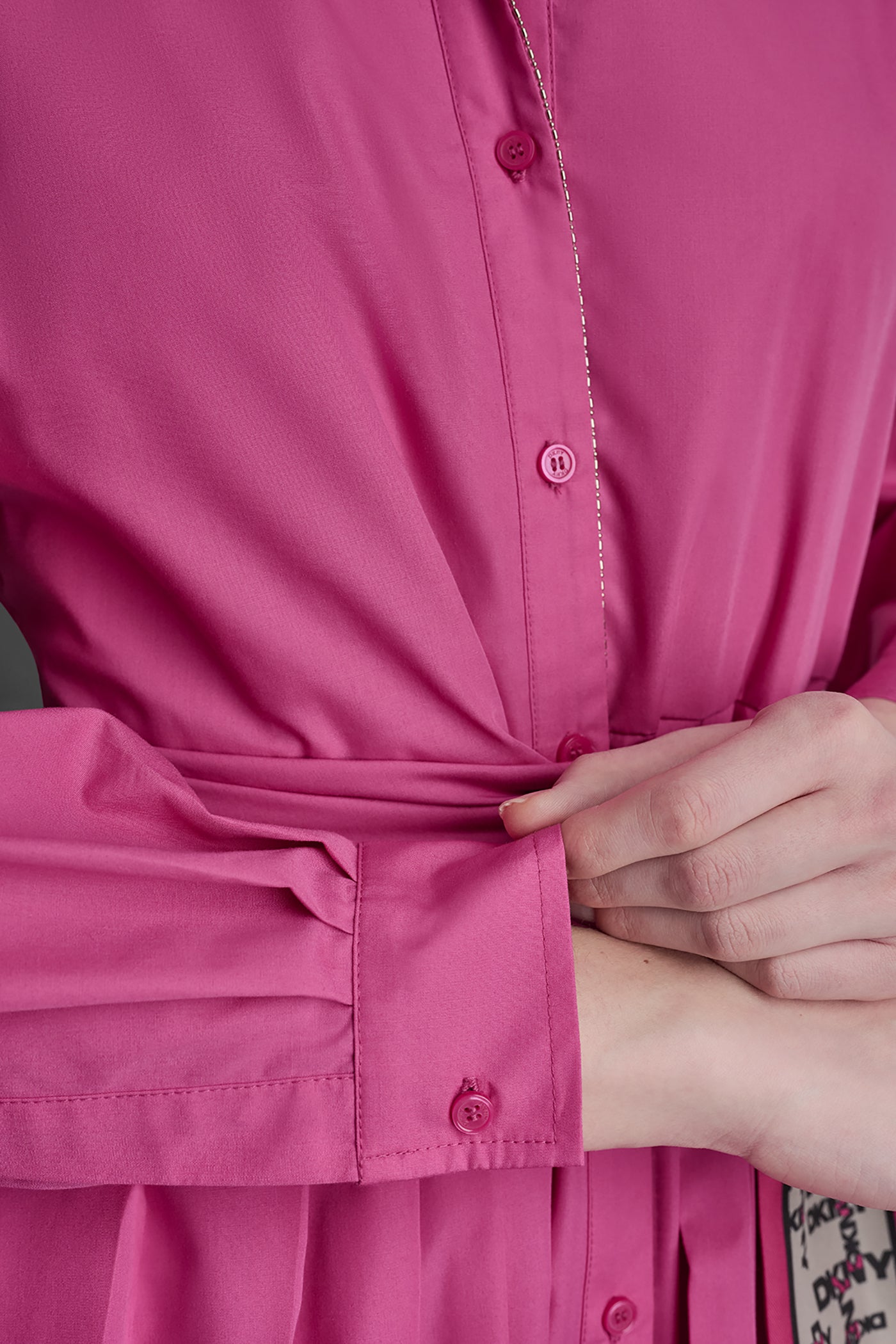 فستان بأكمام طويلة وتصميم ملتف