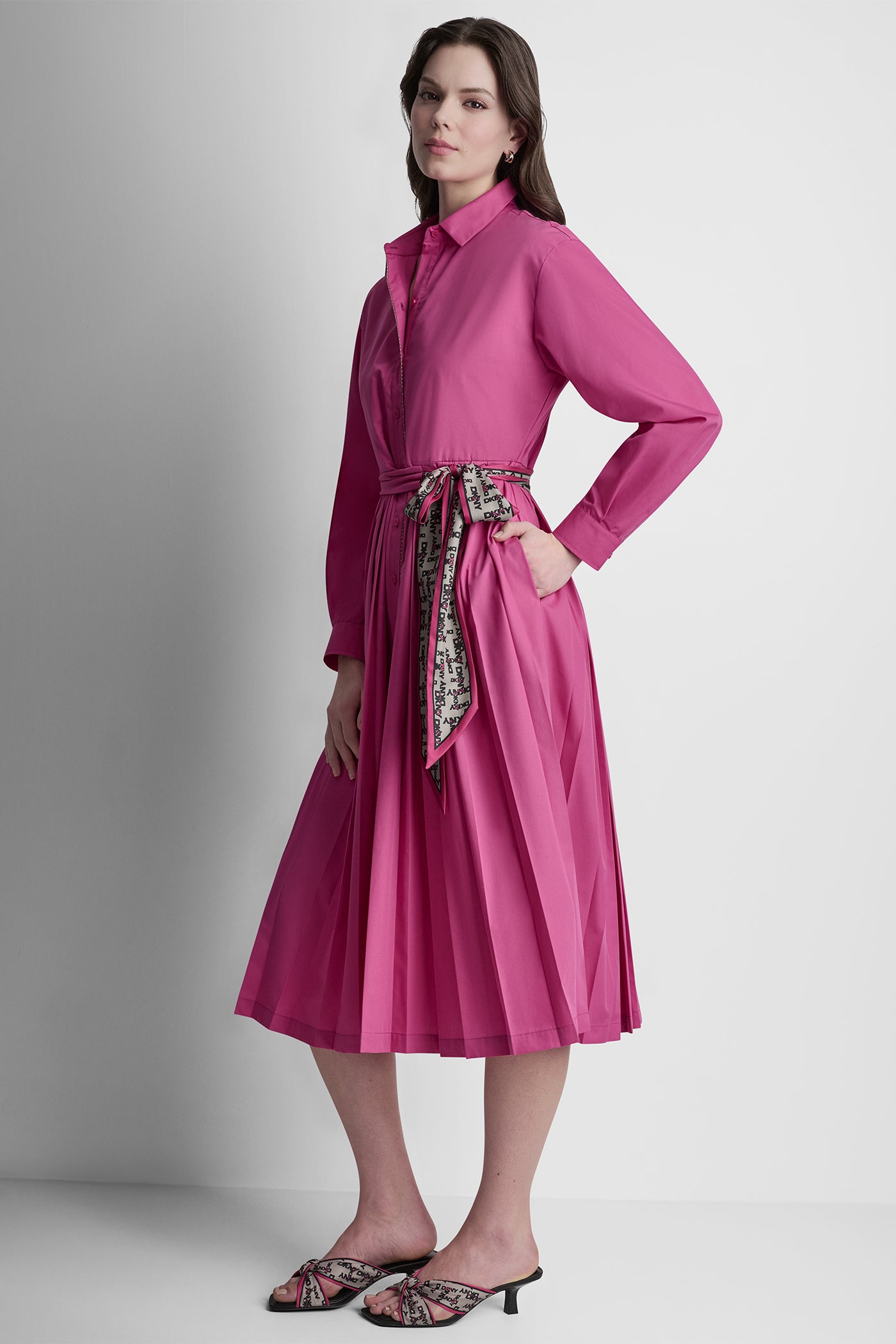 فستان بأكمام طويلة وتصميم ملتف