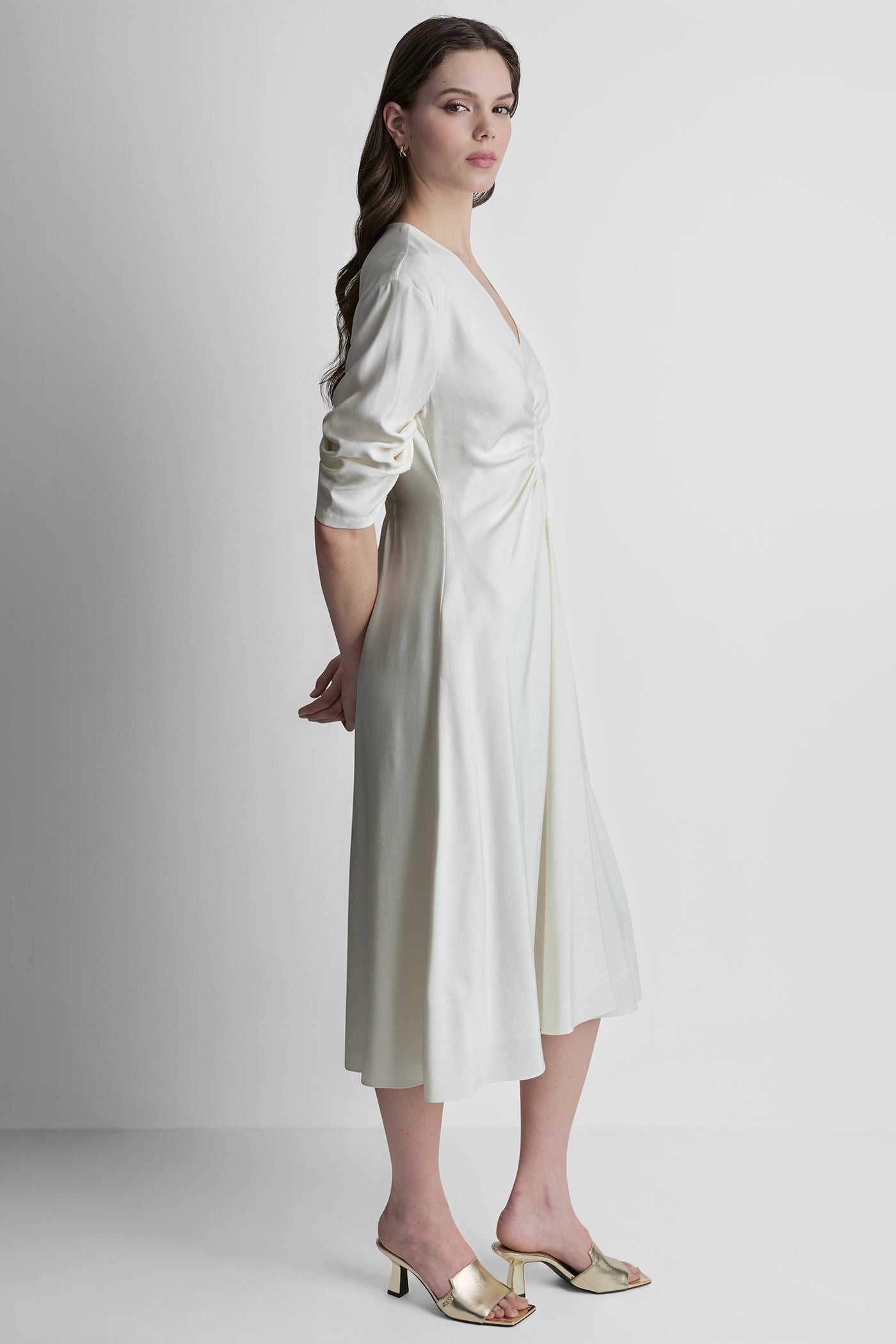 فستان XLV بأكمام مكشكشة بطول 3/4 بفتحة رقبة V