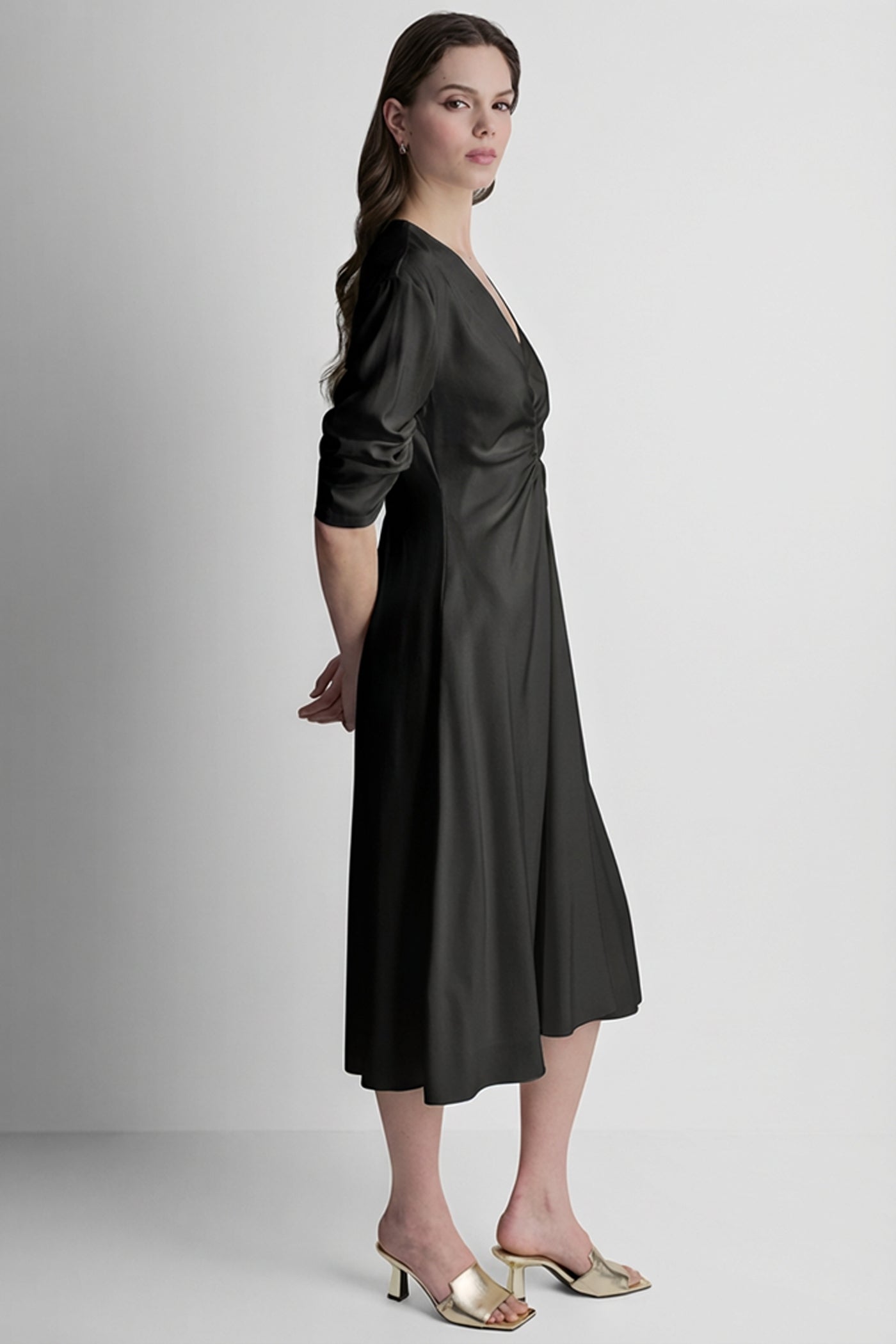 فستان XLV بأكمام مكشكشة بطول 3/4 بفتحة رقبة V