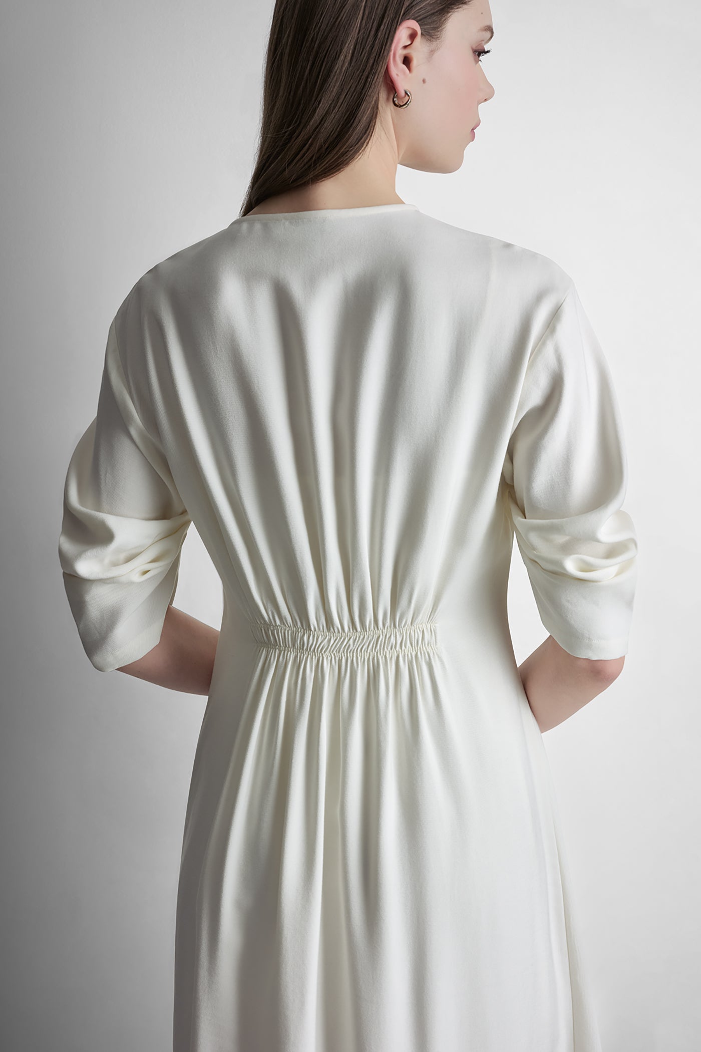 فستان XLV بأكمام مكشكشة بطول 3/4 بفتحة رقبة V