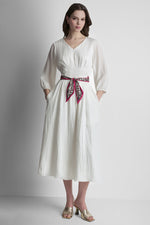 قميص بأكمام طويلة وكسرات أمامية