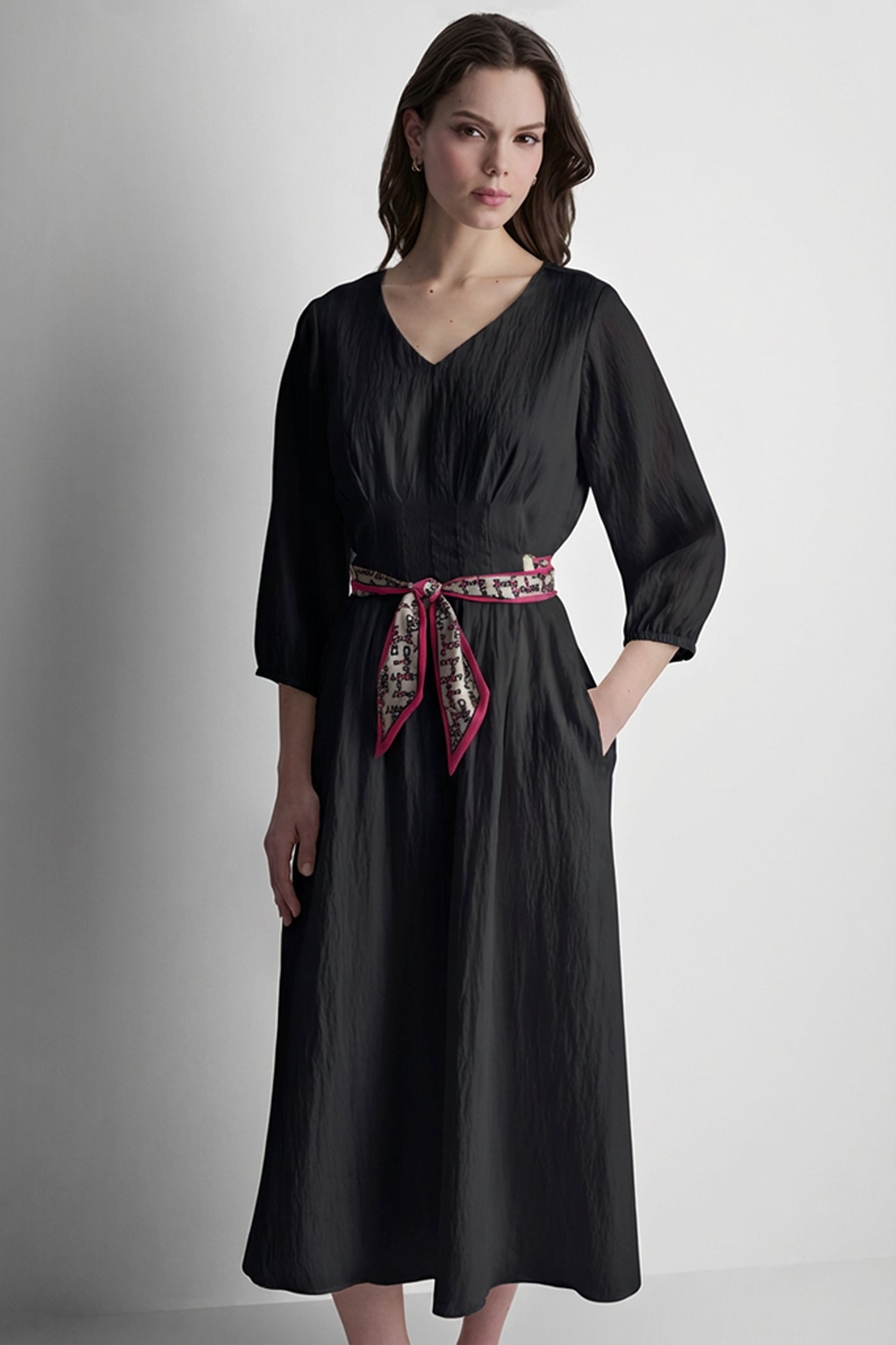 قميص بأكمام طويلة وكسرات أمامية