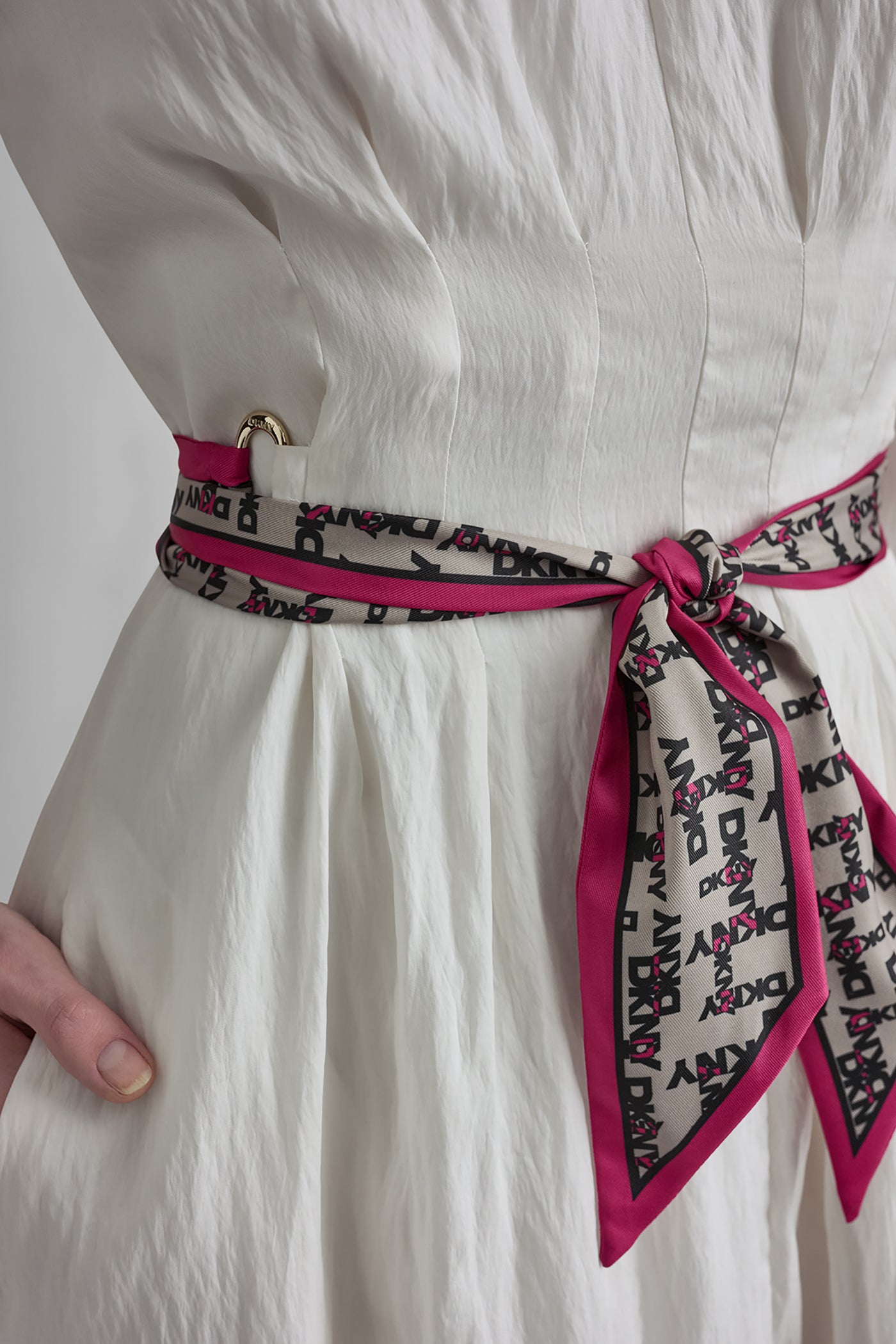 قميص بأكمام طويلة وكسرات أمامية