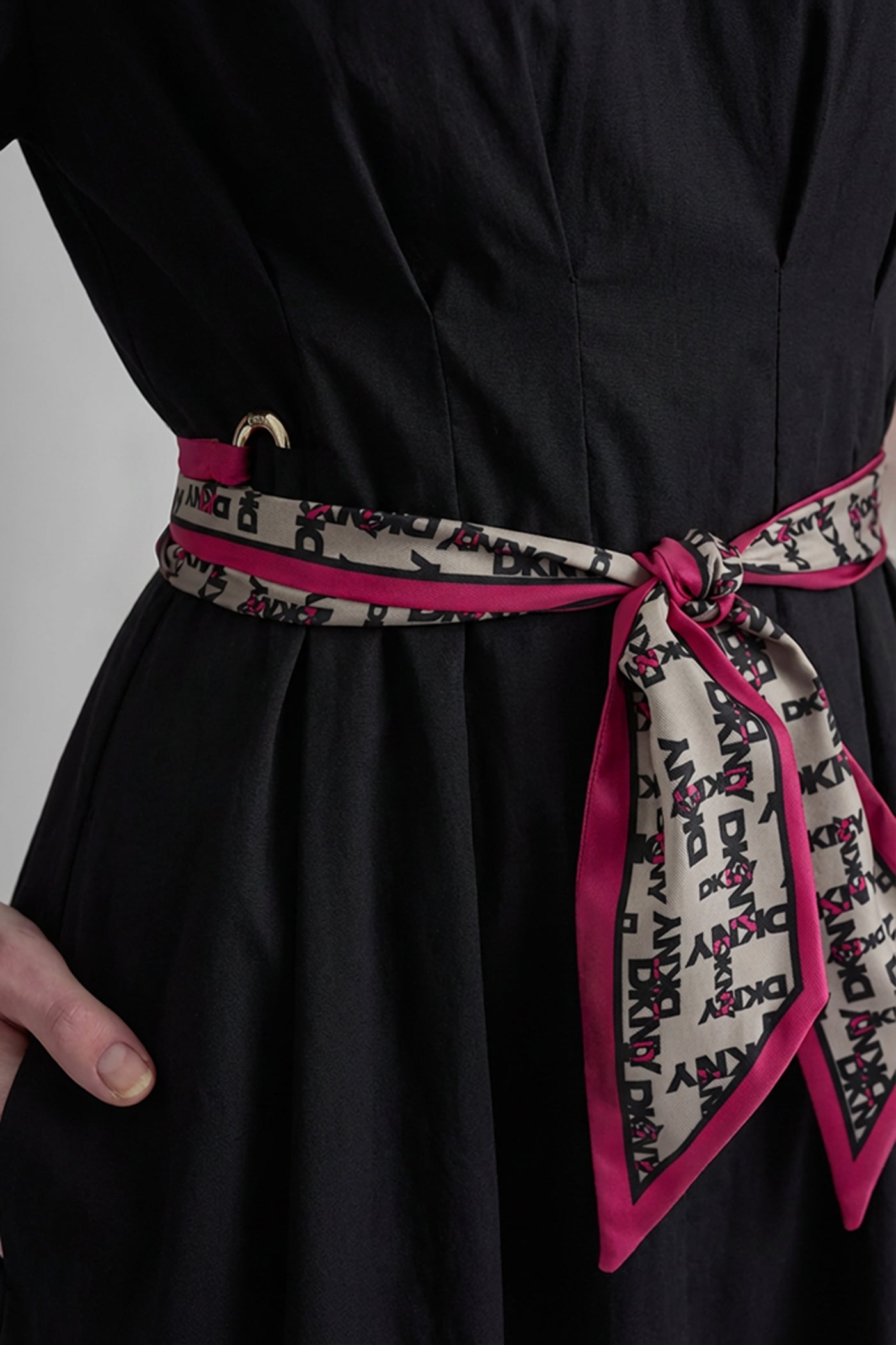 قميص بأكمام طويلة وكسرات أمامية