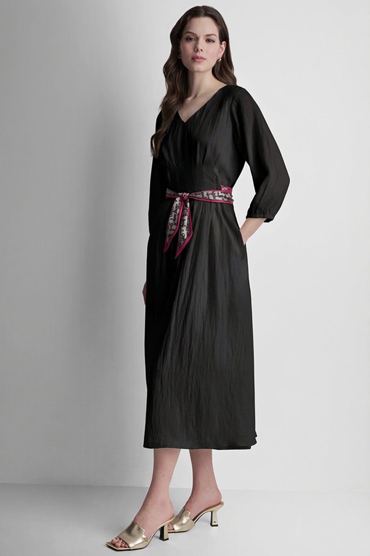 قميص بأكمام طويلة وكسرات أمامية