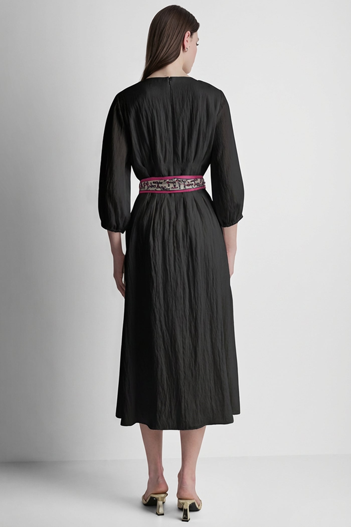 قميص بأكمام طويلة وكسرات أمامية