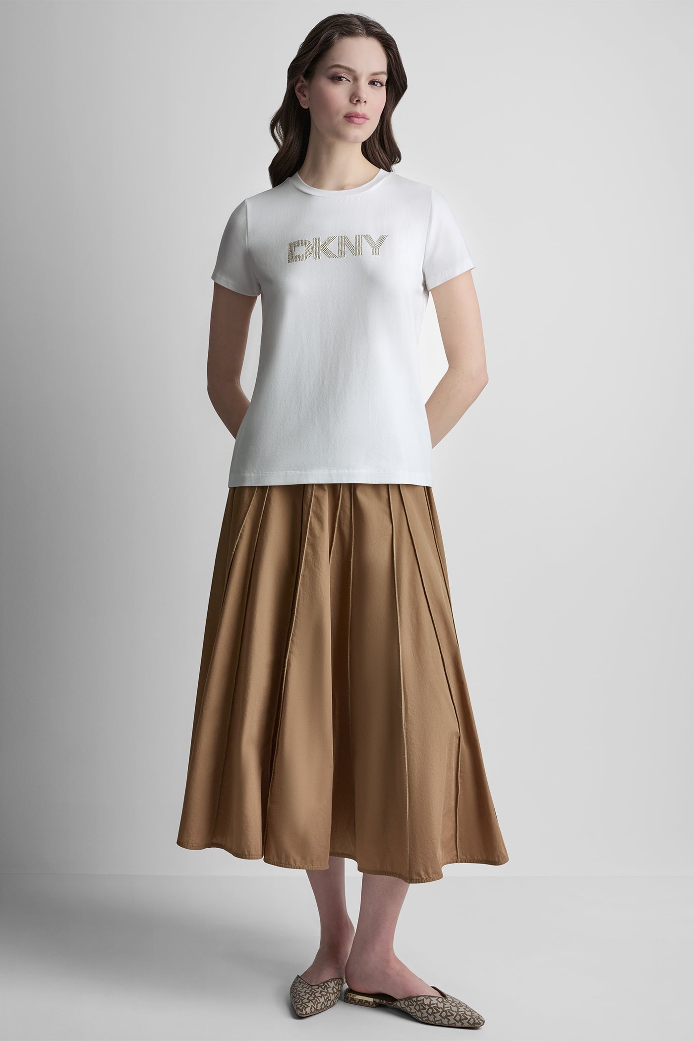 تيشيرت بأكمام قصيرة وشعار