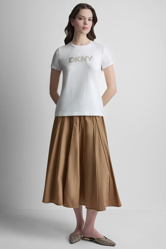 تيشيرت بأكمام قصيرة وشعار