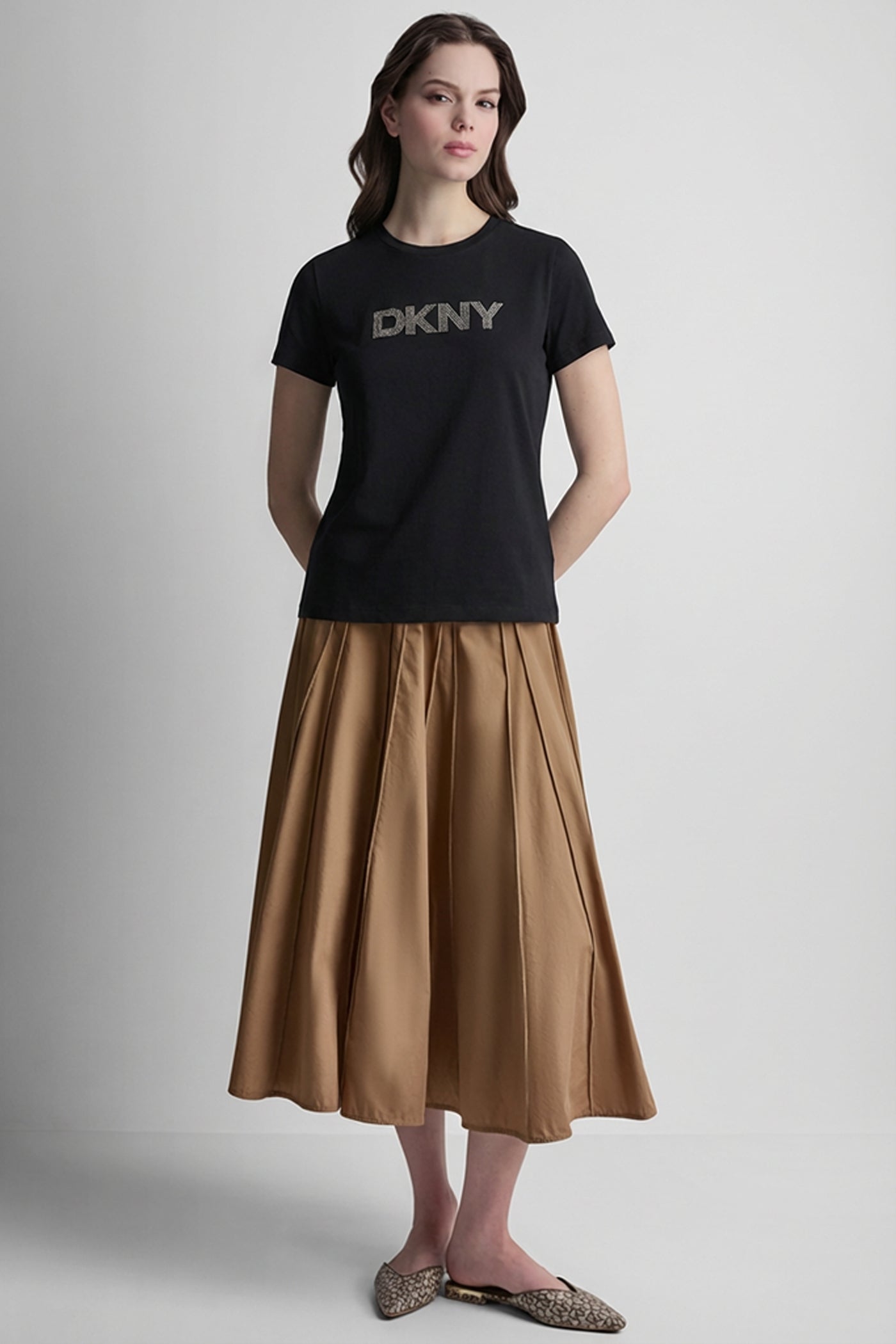 تيشيرت بأكمام قصيرة وشعار