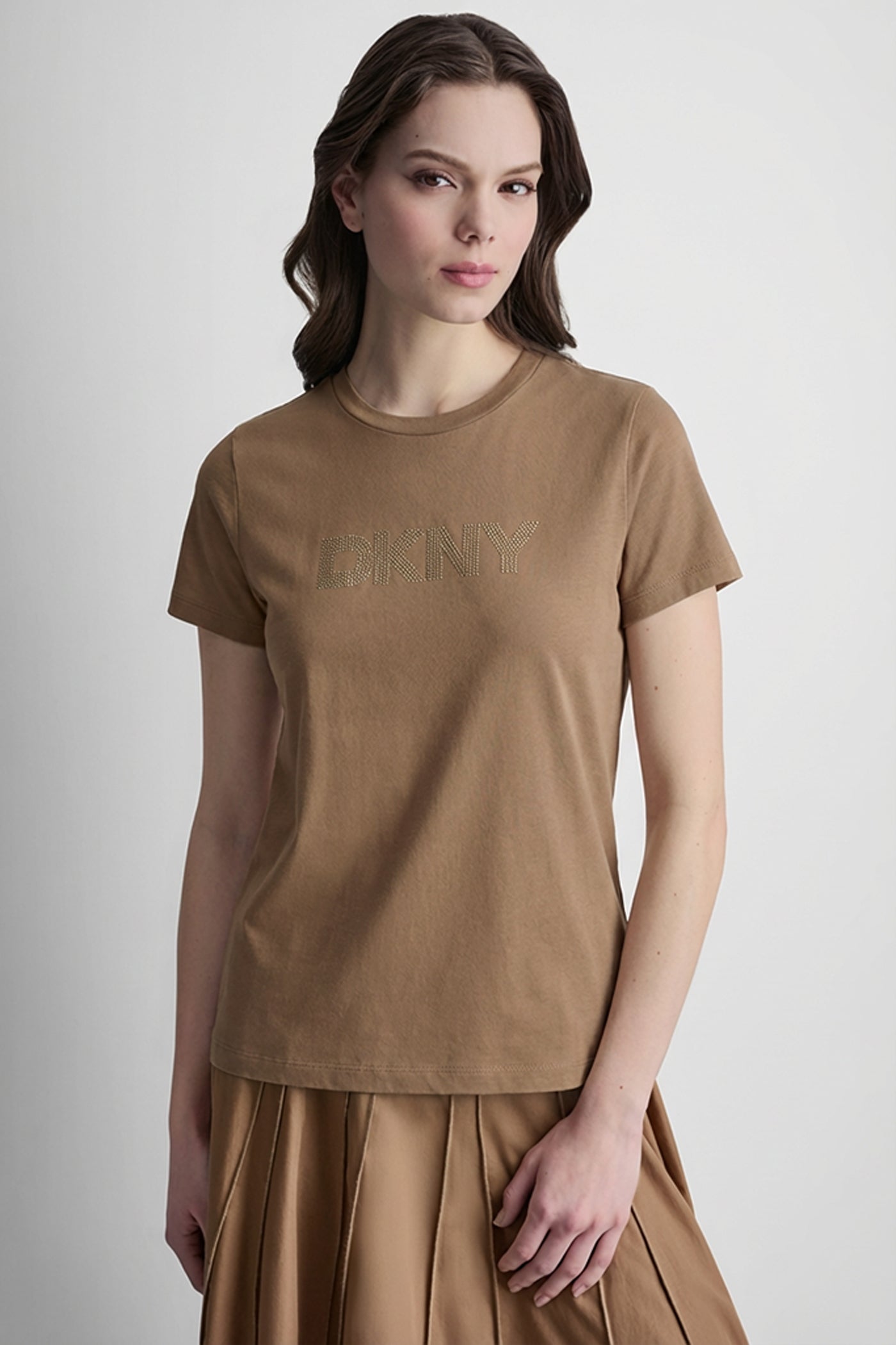 تيشيرت بأكمام قصيرة وشعار