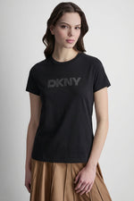 تيشيرت بأكمام قصيرة وشعار