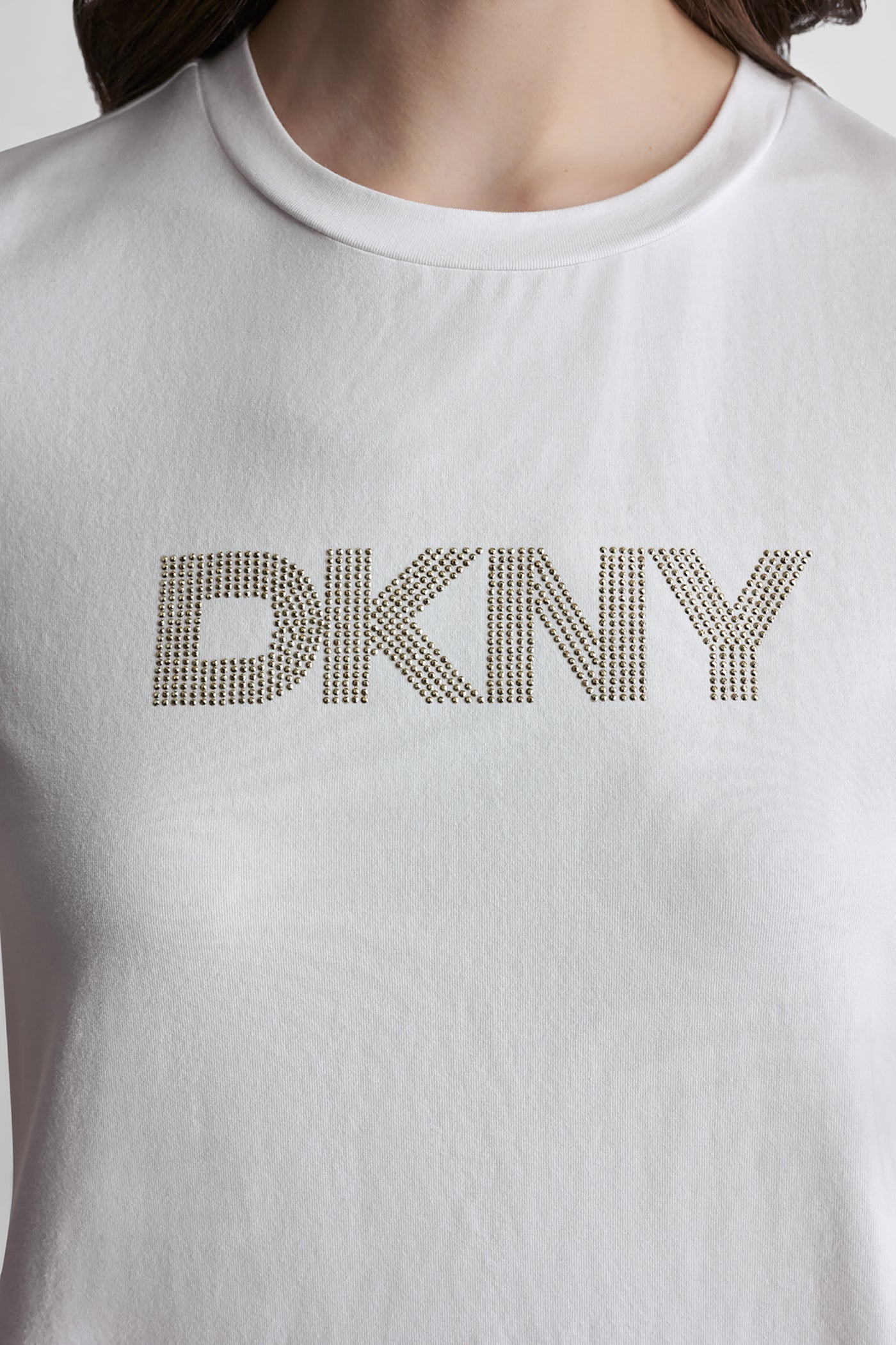 تيشيرت بأكمام قصيرة وشعار