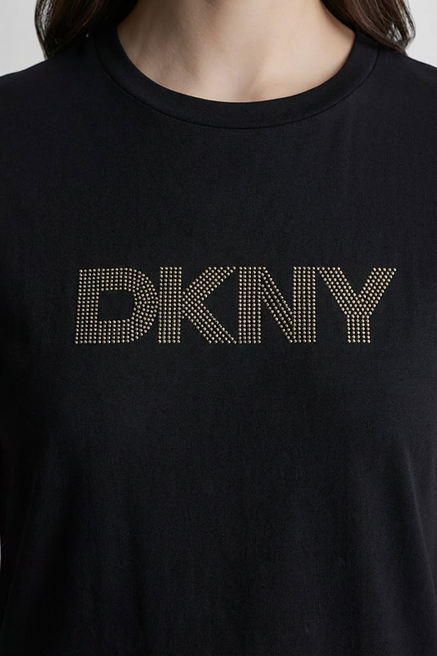 تيشيرت بأكمام قصيرة وشعار