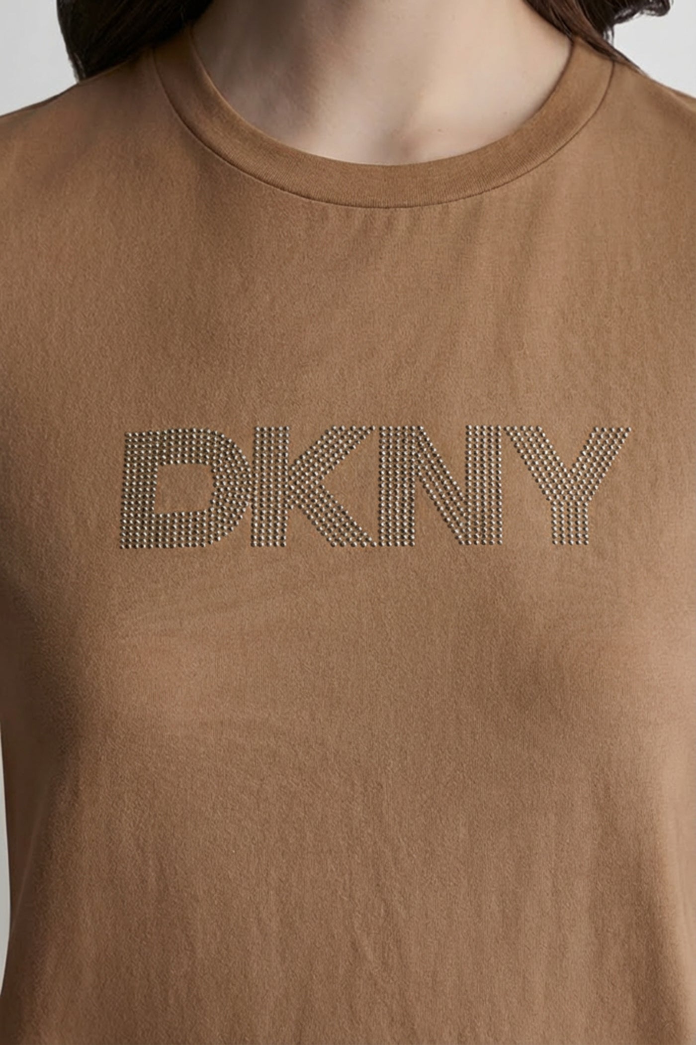 تيشيرت بأكمام قصيرة وشعار