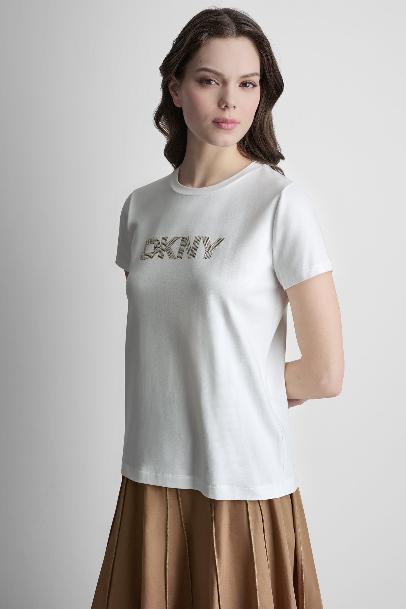 تيشيرت بأكمام قصيرة وشعار