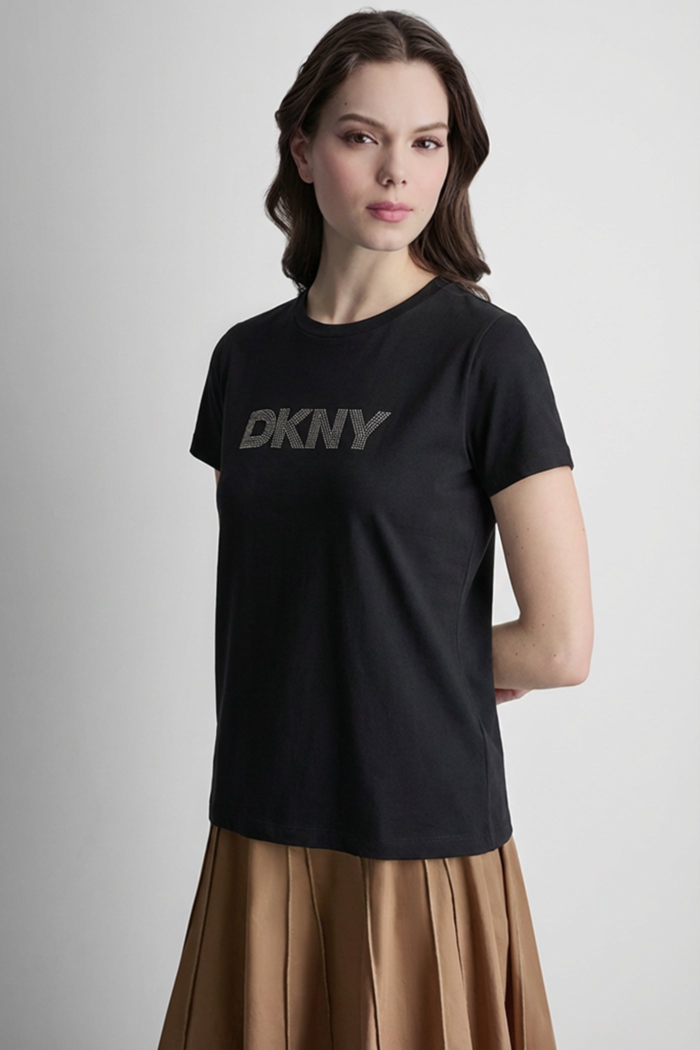 تيشيرت بأكمام قصيرة وشعار