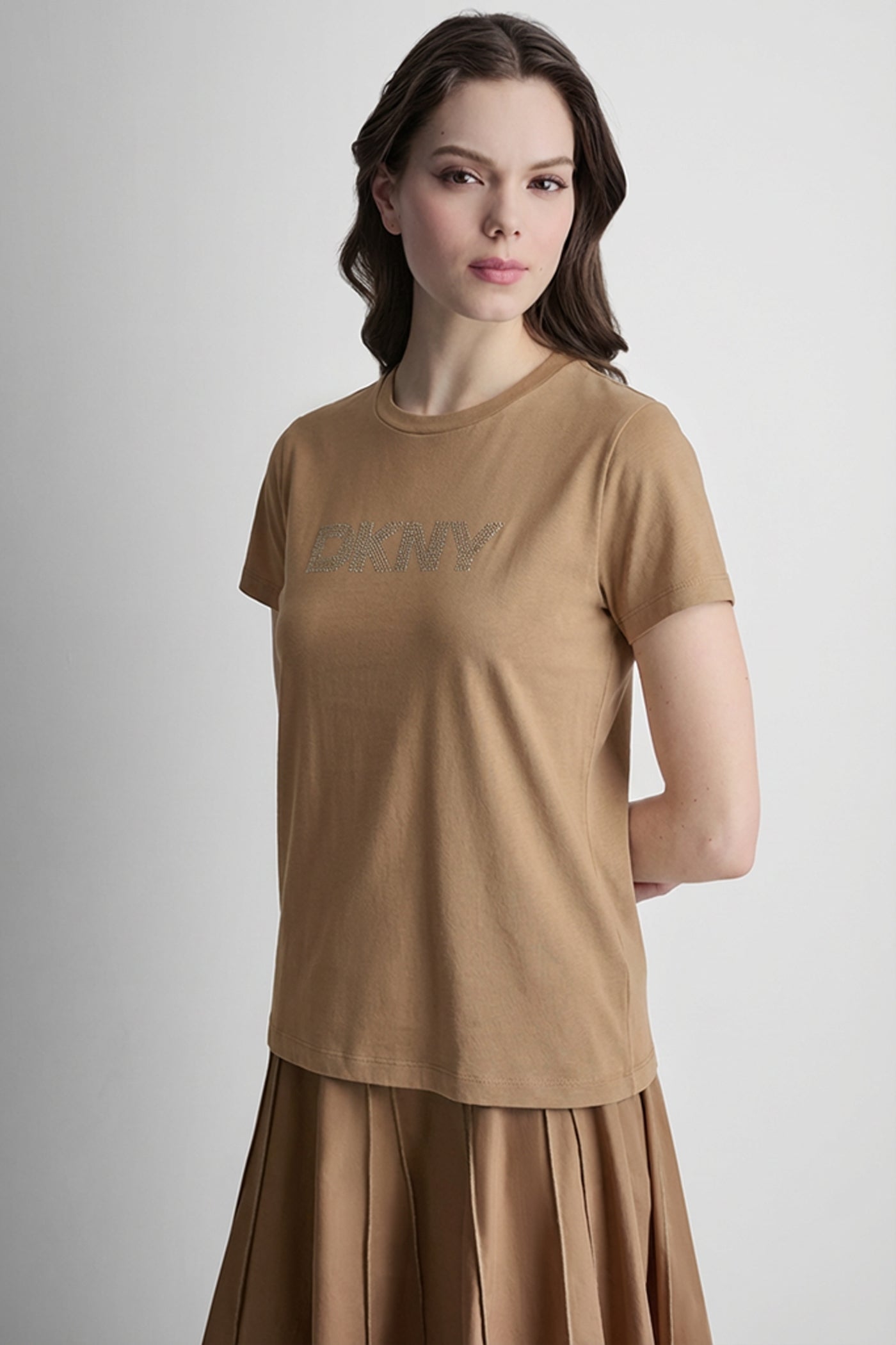 تيشيرت بأكمام قصيرة وشعار