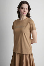 تيشيرت بأكمام قصيرة وشعار