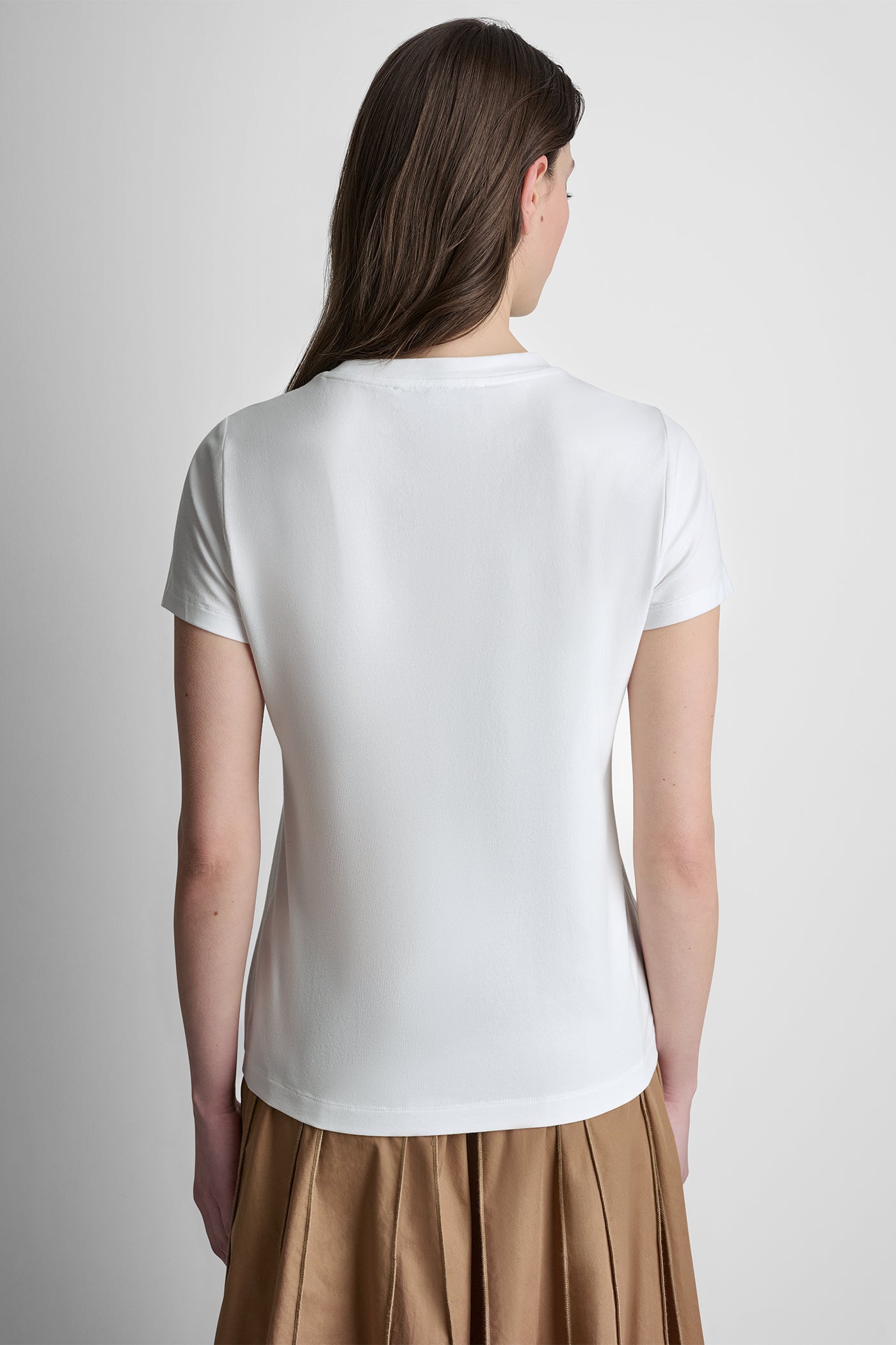 تيشيرت بأكمام قصيرة وشعار