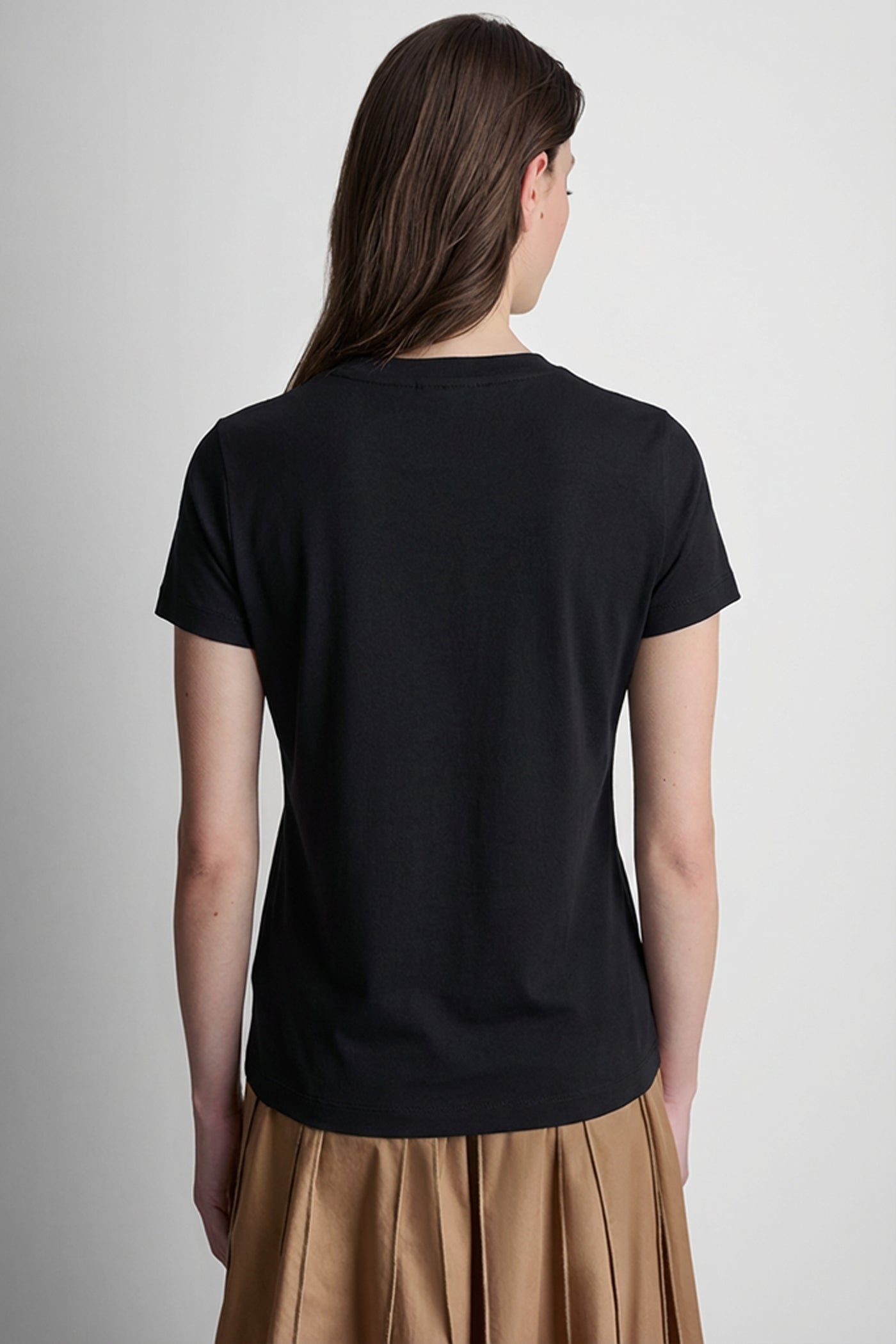 تيشيرت بأكمام قصيرة وشعار