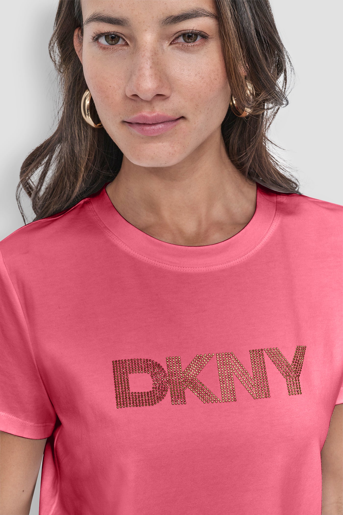 تيشيرت بأكمام قصيرة وشعار