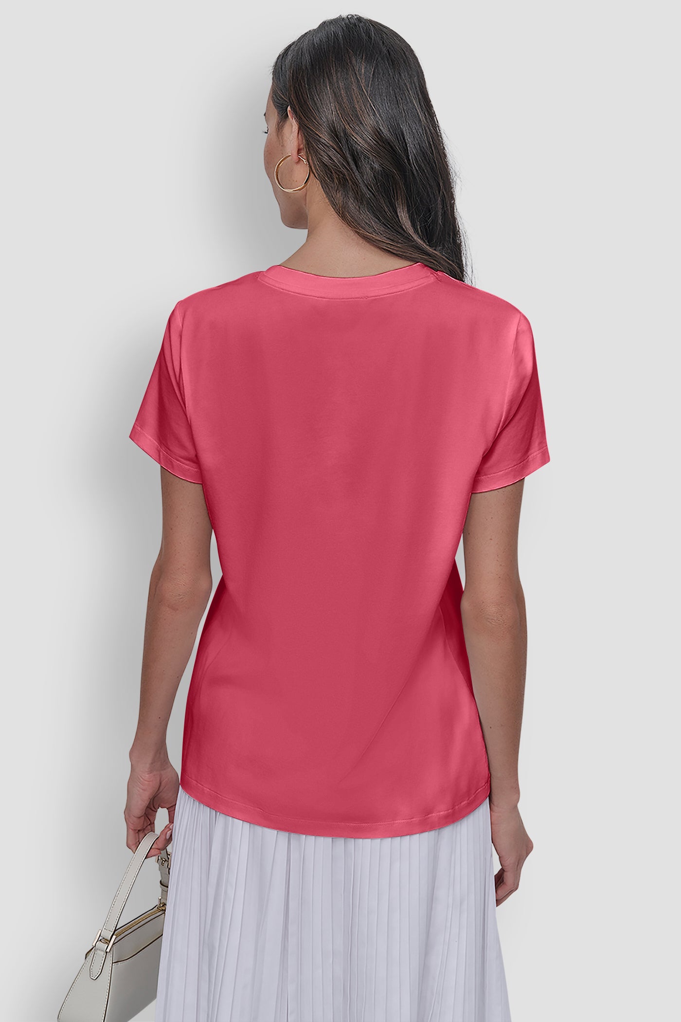 تيشيرت بأكمام قصيرة وشعار