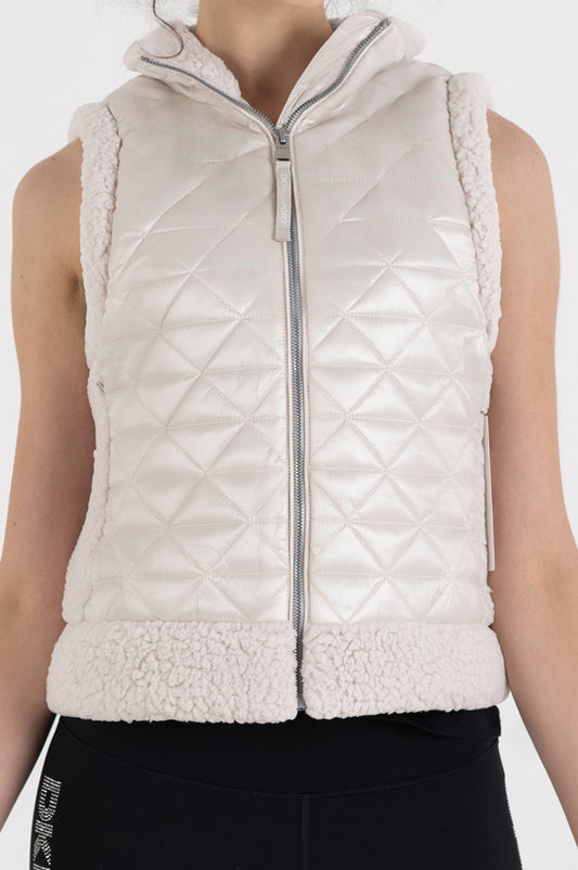 SLEEVELESS CROPPED QUILTED MOCK NECK PUFFER VEST WITH SHERPA