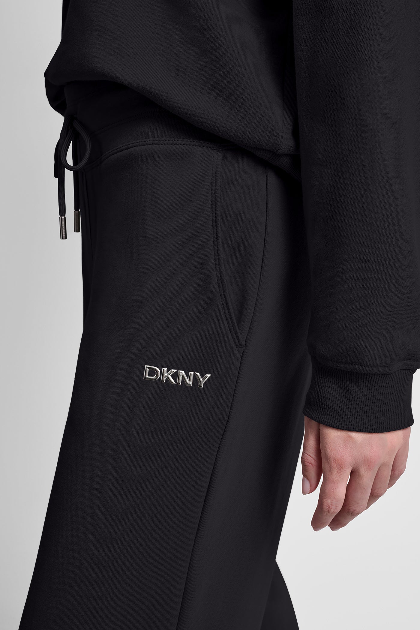 بنطال بخصر مرتفع بشعار بارز بلمسة معدنية