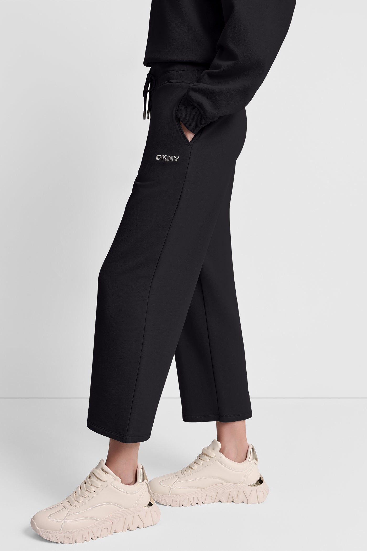 بنطال بخصر مرتفع بشعار بارز بلمسة معدنية