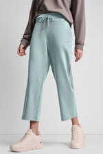 بنطال بخصر مرتفع بشعار بارز بلمسة معدنية