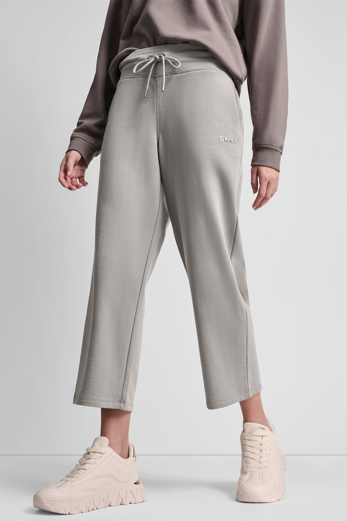 بنطال بخصر مرتفع بشعار بارز بلمسة معدنية