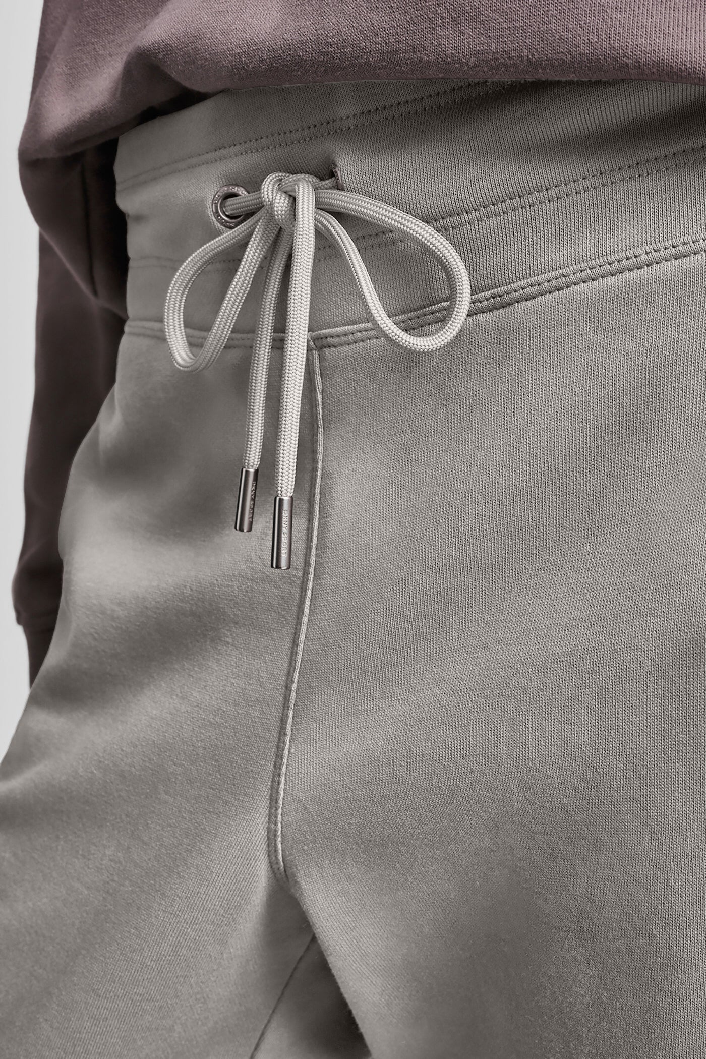 بنطال بخصر مرتفع بشعار بارز بلمسة معدنية