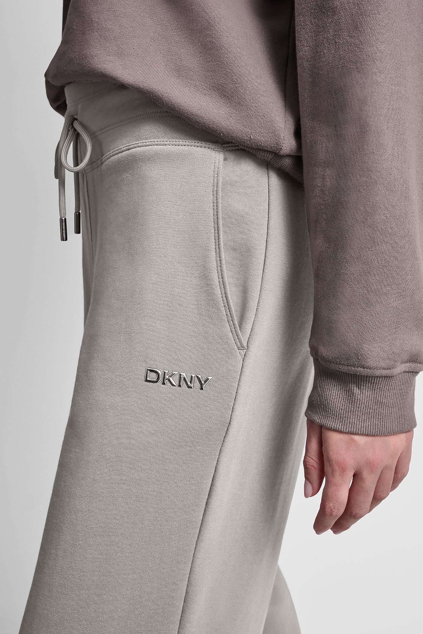 بنطال بخصر مرتفع بشعار بارز بلمسة معدنية