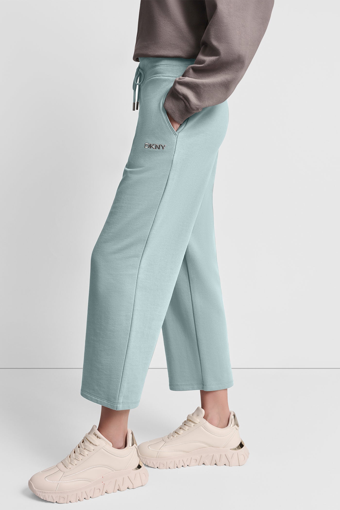 بنطال بخصر مرتفع بشعار بارز بلمسة معدنية