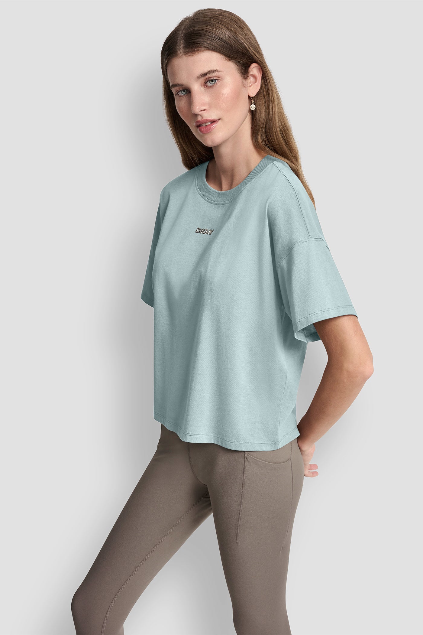 بلوزة بشعار بارز بلمسة معدنية