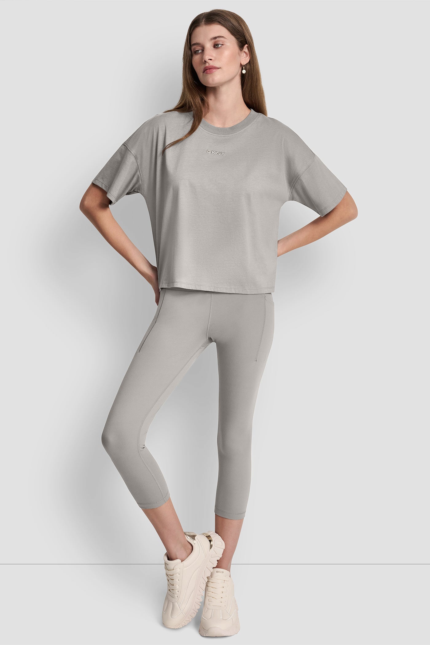 تيشيرت بشعار بارز بلمسة معدنية