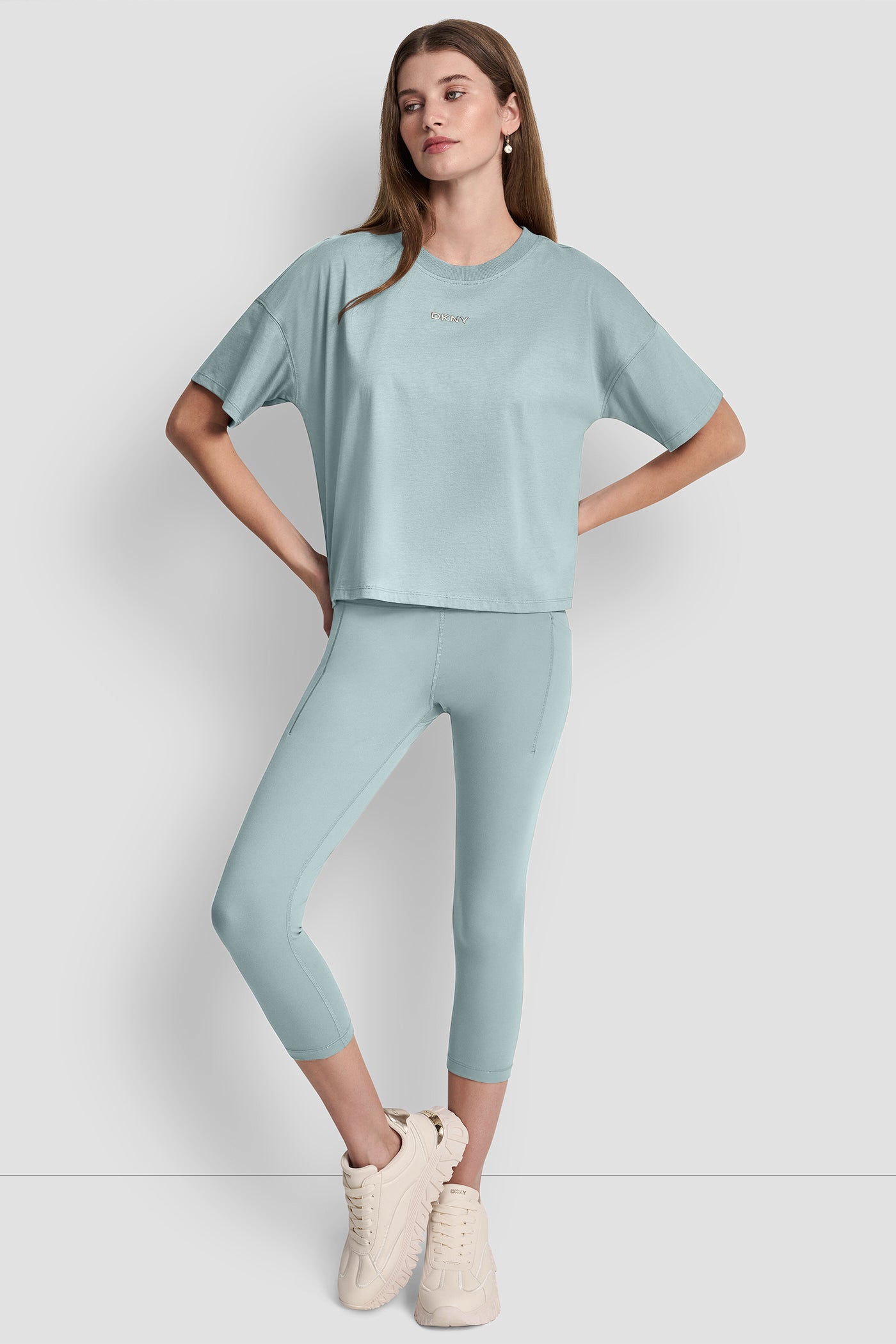 بلوزة بشعار بارز بلمسة معدنية