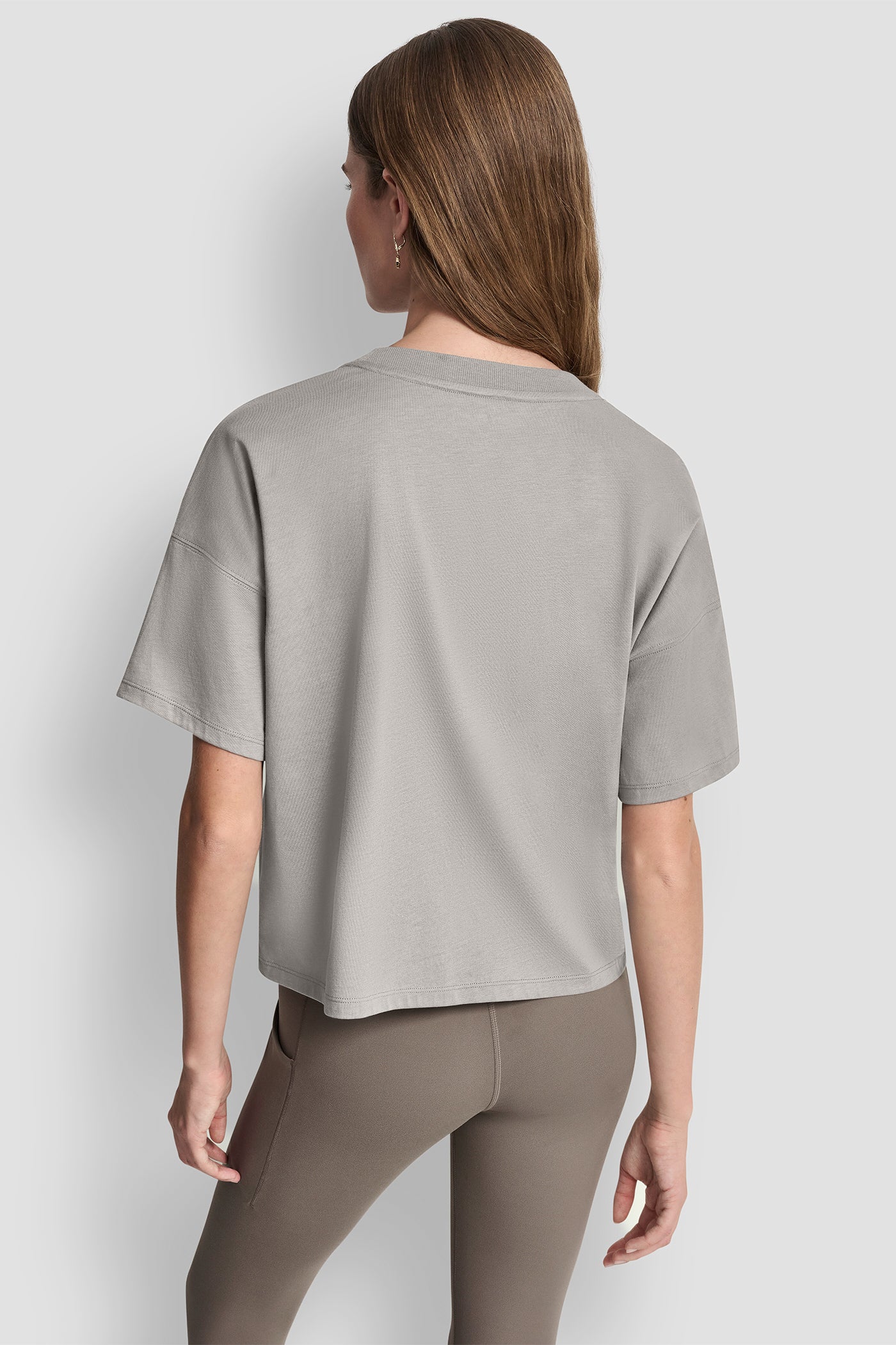 تيشيرت بشعار بارز بلمسة معدنية