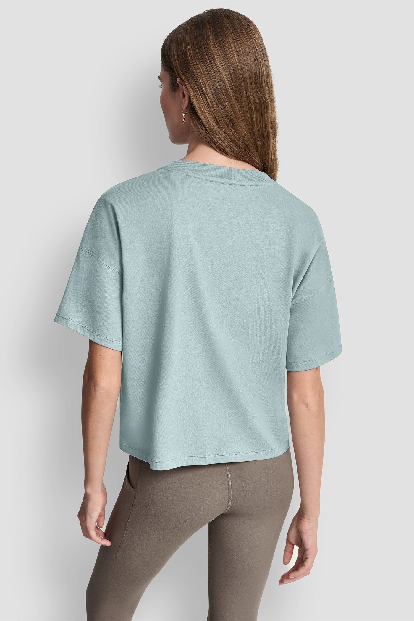 بلوزة بشعار بارز بلمسة معدنية