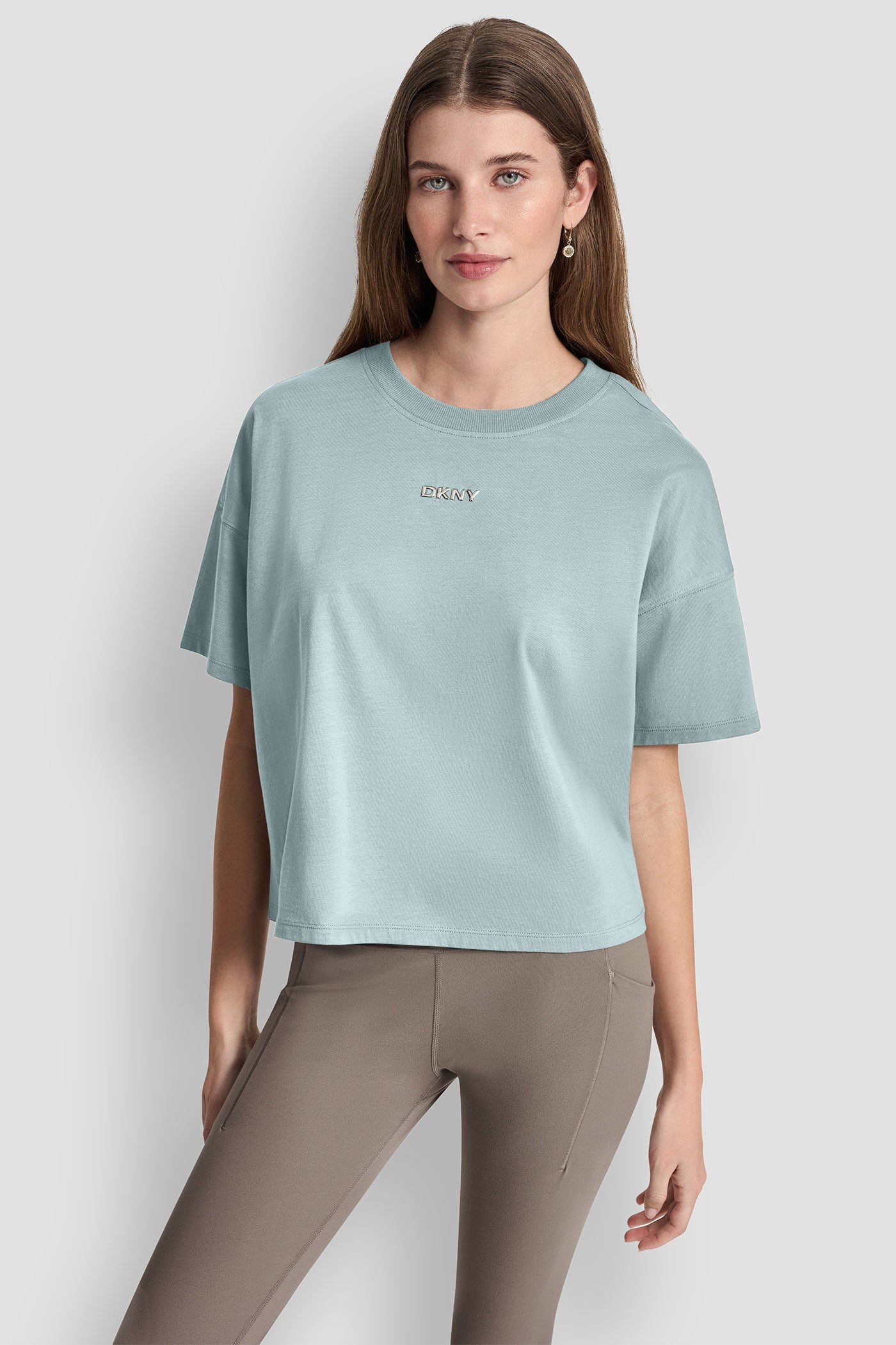 بلوزة بشعار بارز بلمسة معدنية