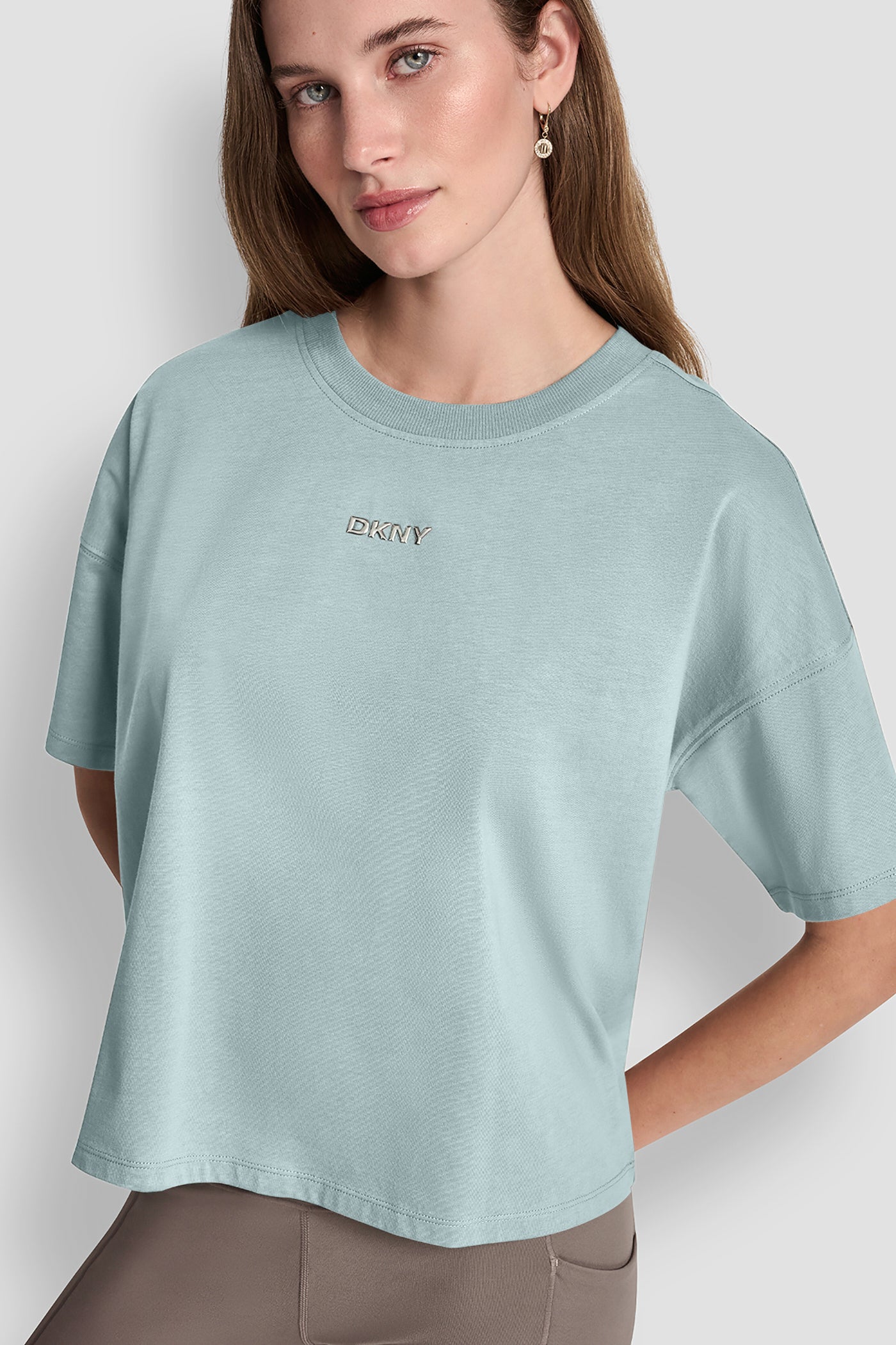 بلوزة بشعار بارز بلمسة معدنية